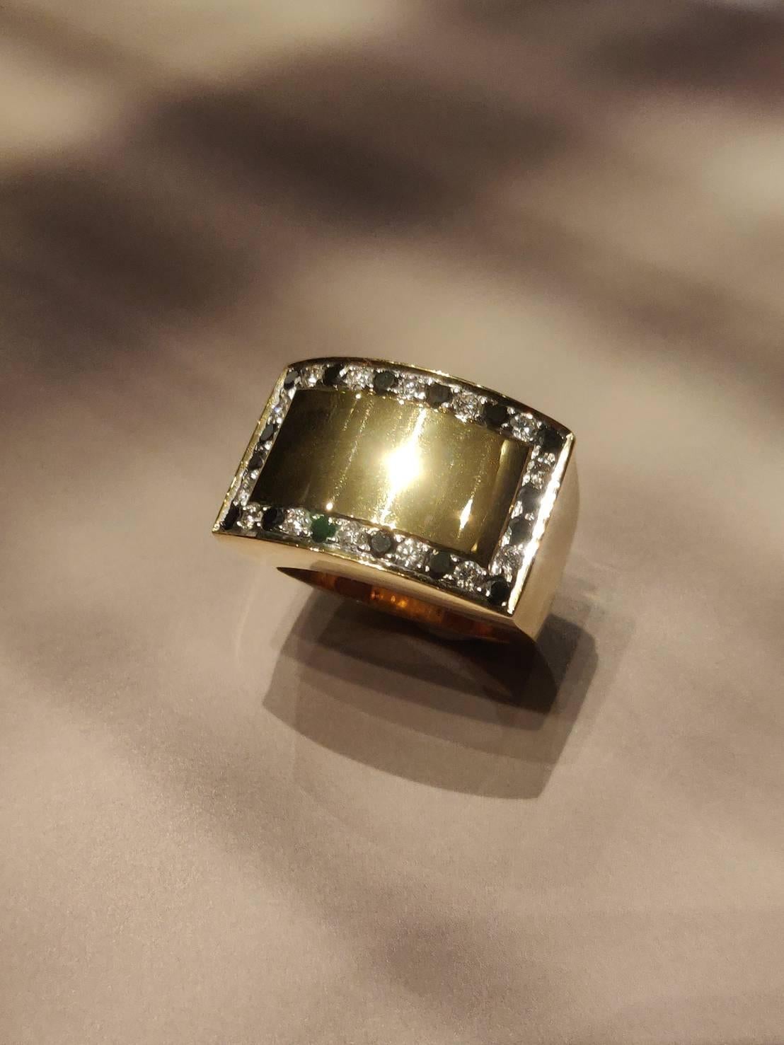 Brilliant Cut Chunky Rectangular with Black and White Diamond Edge 18 Karat Yellow Gold Ring For Sale