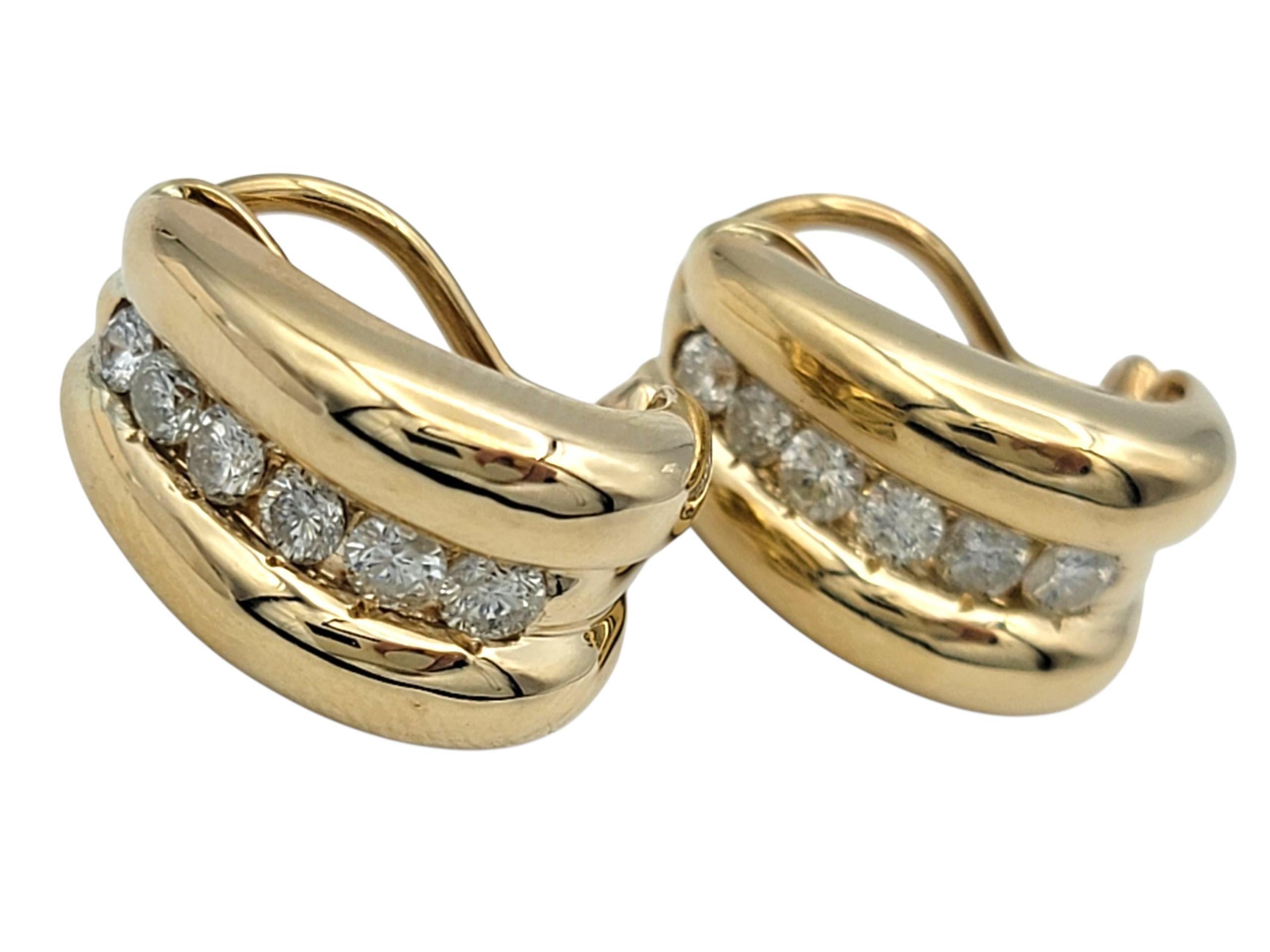 Contemporain Boucles d'oreilles Huggie en or jaune 14 carats avec diamants ronds et crêtes en vente