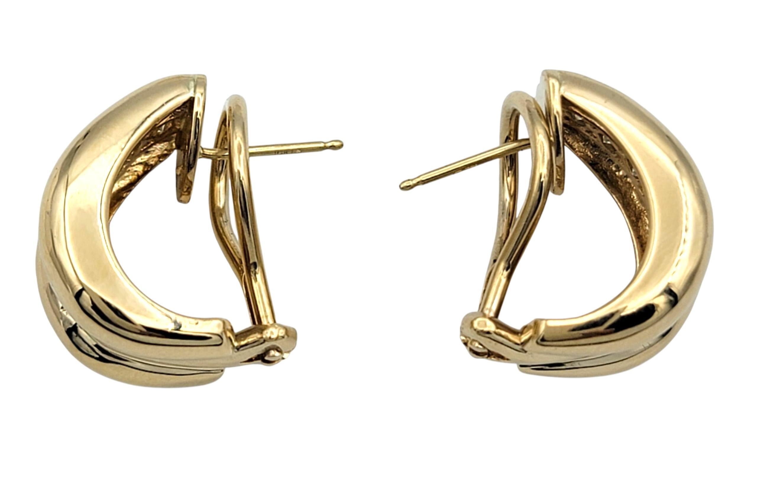 Taille brillant Boucles d'oreilles Huggie en or jaune 14 carats avec diamants ronds et crêtes en vente