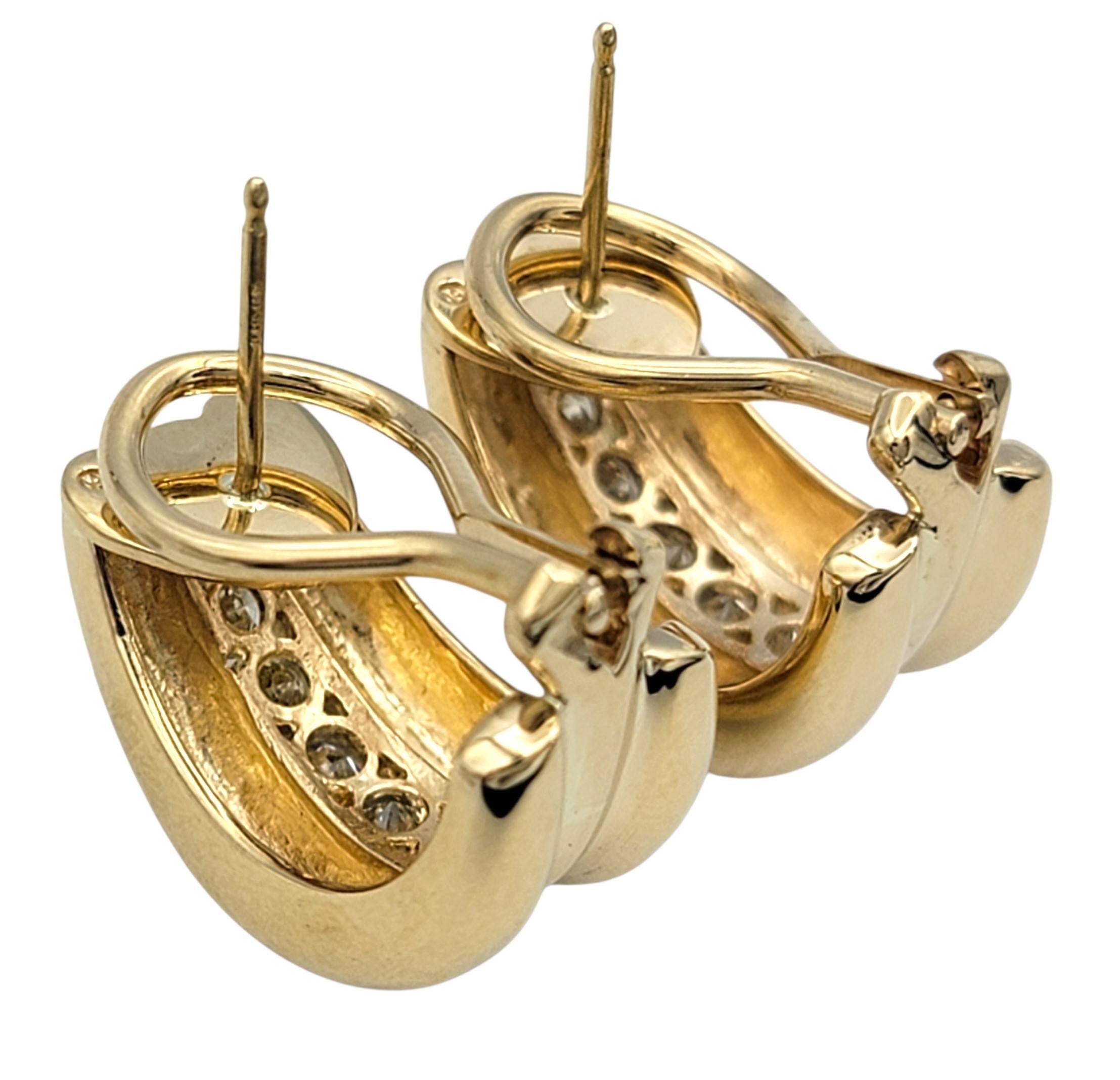 Boucles d'oreilles Huggie en or jaune 14 carats avec diamants ronds et crêtes Excellent état - En vente à Scottsdale, AZ