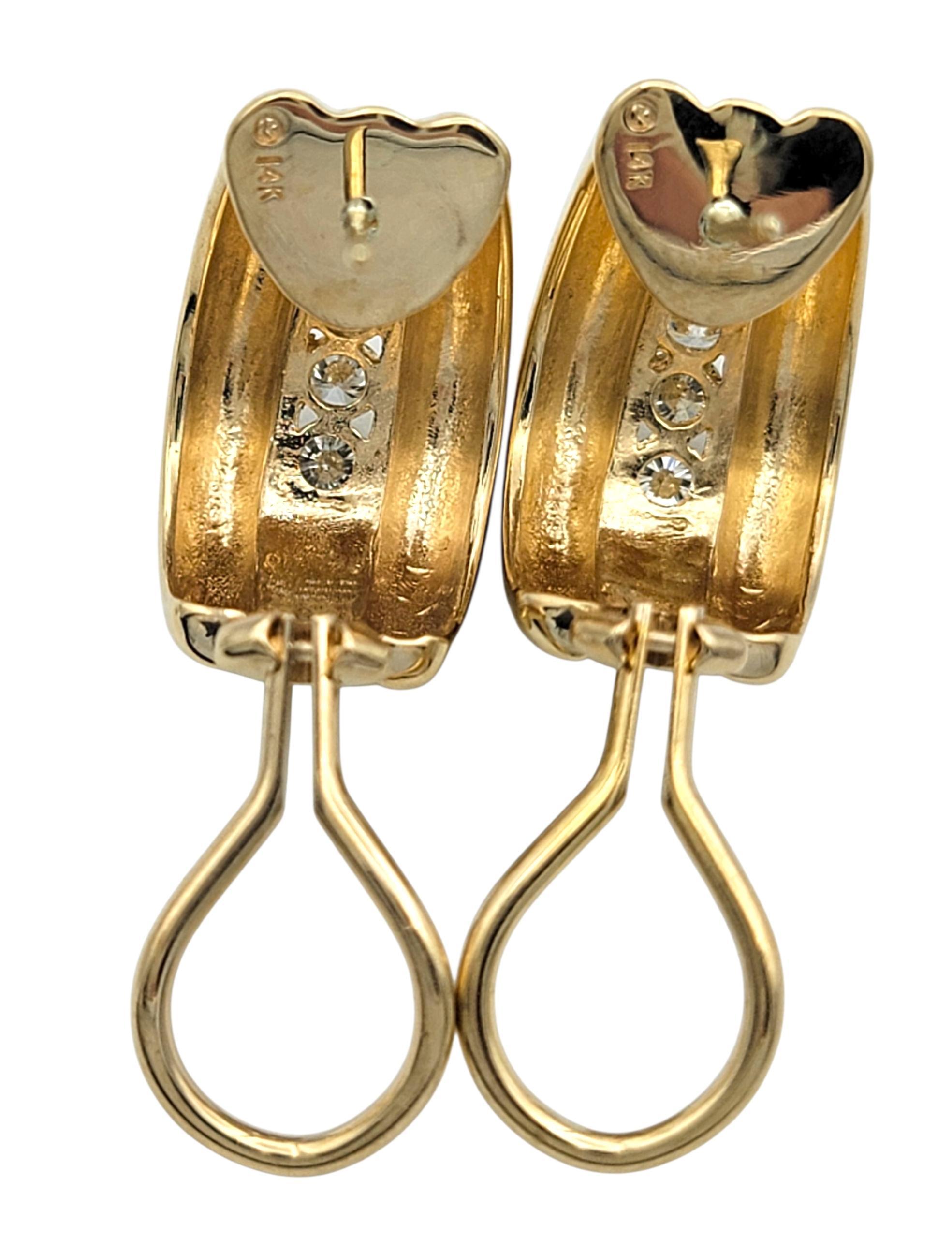 Boucles d'oreilles Huggie en or jaune 14 carats avec diamants ronds et crêtes Pour femmes en vente