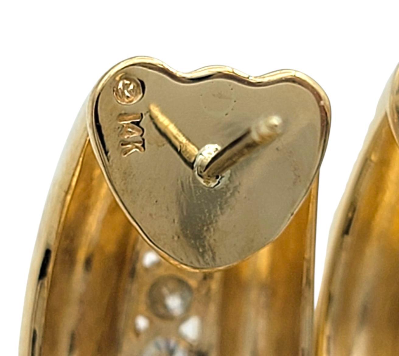 Boucles d'oreilles Huggie en or jaune 14 carats avec diamants ronds et crêtes en vente 1