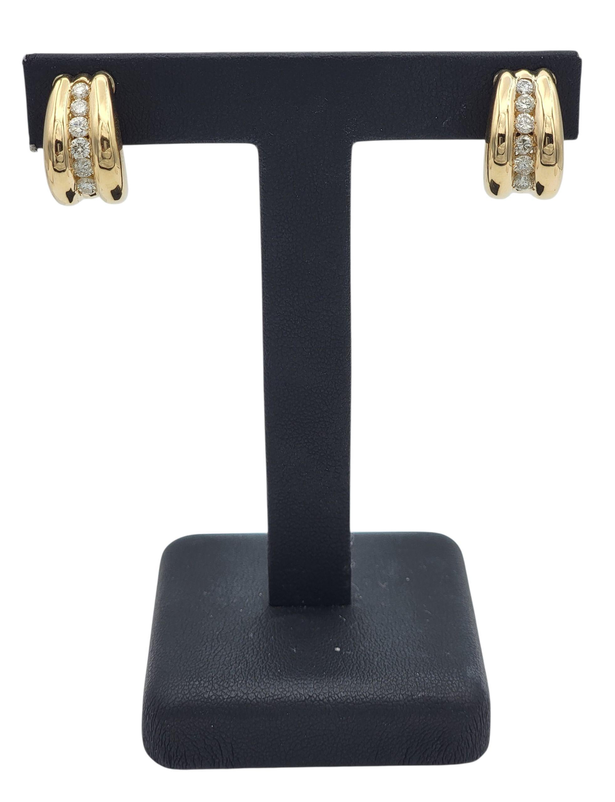 Boucles d'oreilles Huggie en or jaune 14 carats avec diamants ronds et crêtes en vente 2