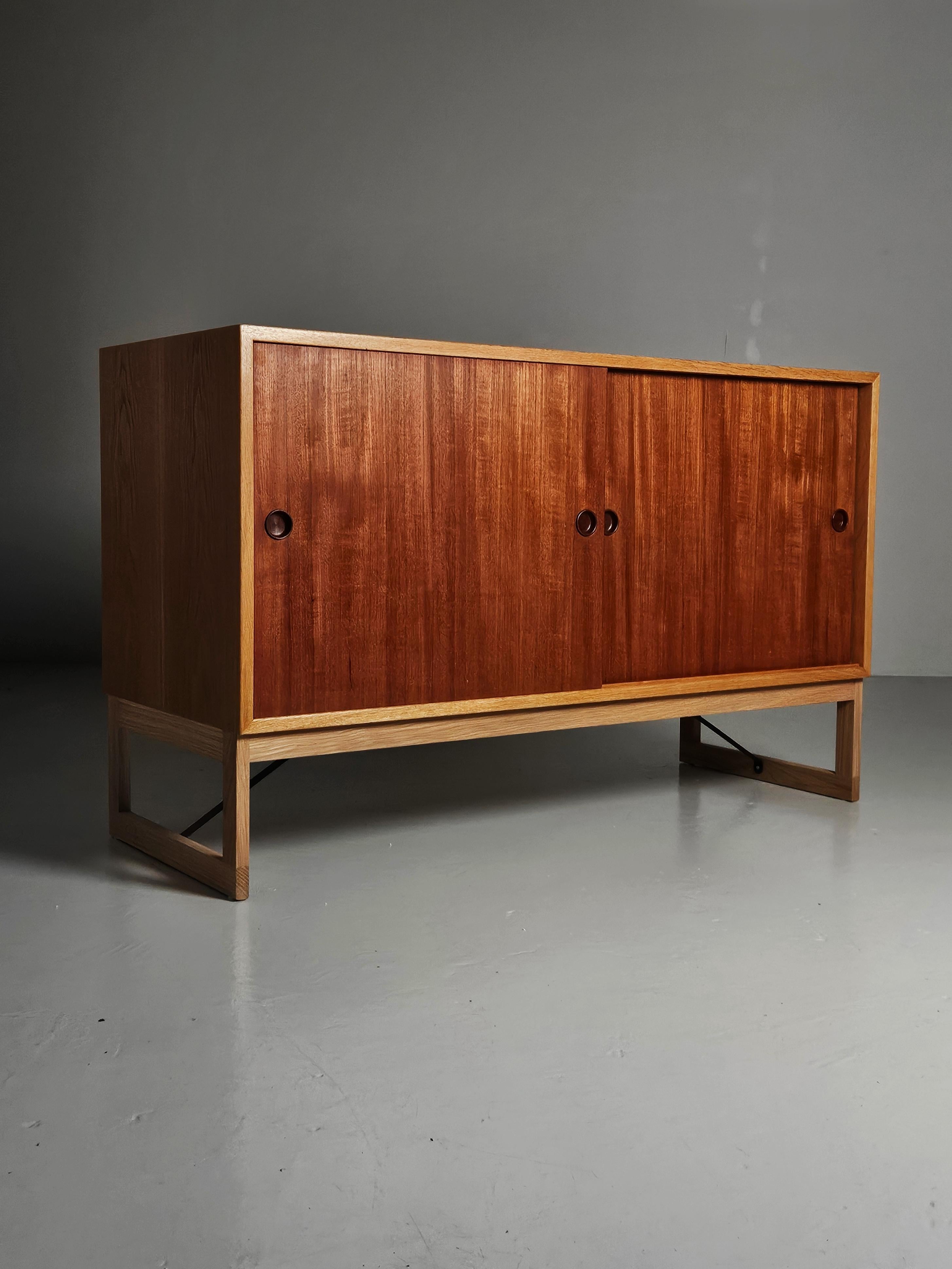 Sideboard designed by Børge Mogensen for Karl Andersson & Söner in Sweden during the 1960s. 

Made in oak with sliding doors in teak. Beautiful legs in oak and iron.