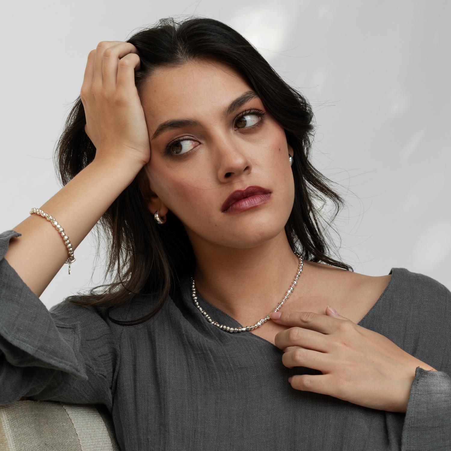 Bracciale in argento sterling con pepite di medie dimensioni infilate in una catena d'argento. Il bracciale è rifinito con il nostro caratteristico cerchio martellato e con una chiusura a T. Un classico senza tempo. 

Lunghezza totale - misura