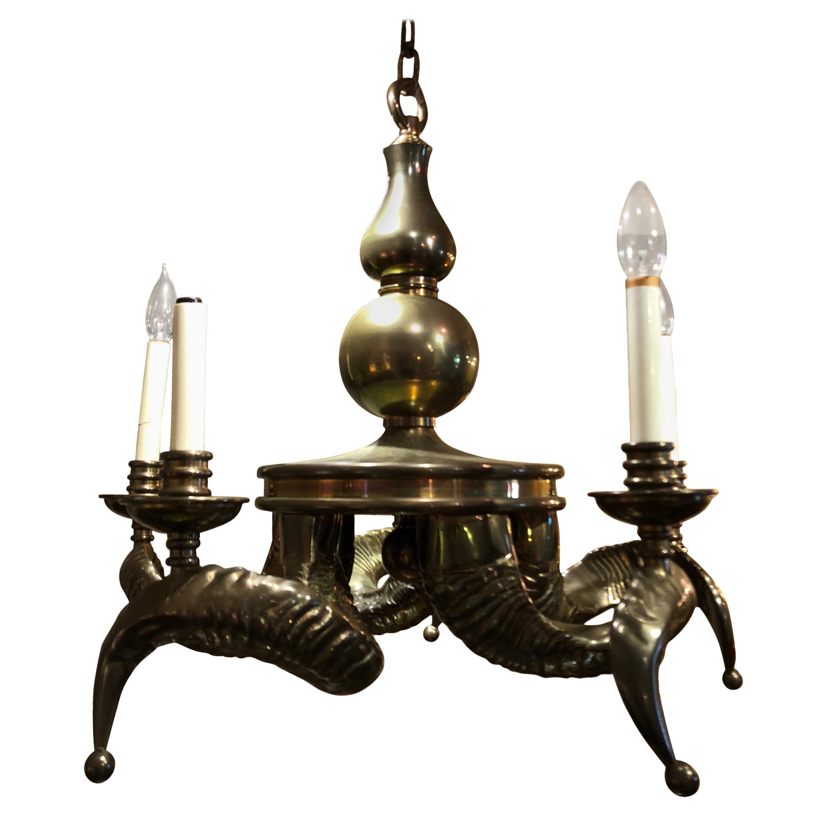 Lustre en forme de corne de bélier en laiton massif
