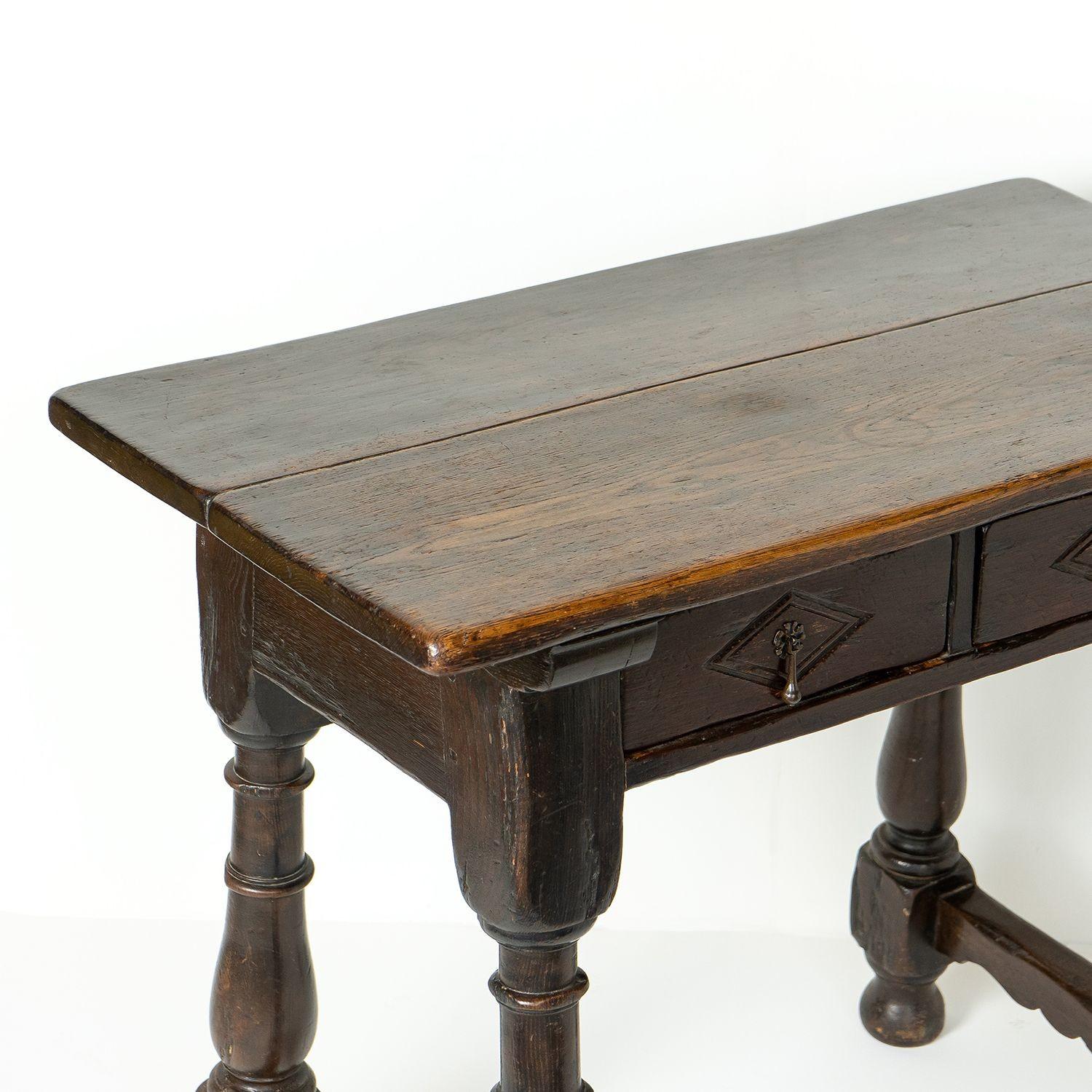 Ancienne table d'appoint baroque espagnole en chêne massif avec pieds à balustre, 17ème siècle en vente 2