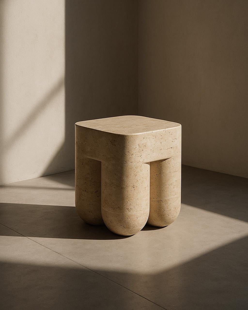 XXI secolo e contemporaneo Sgabello Chunky e tavolino Roman Travertine in vendita