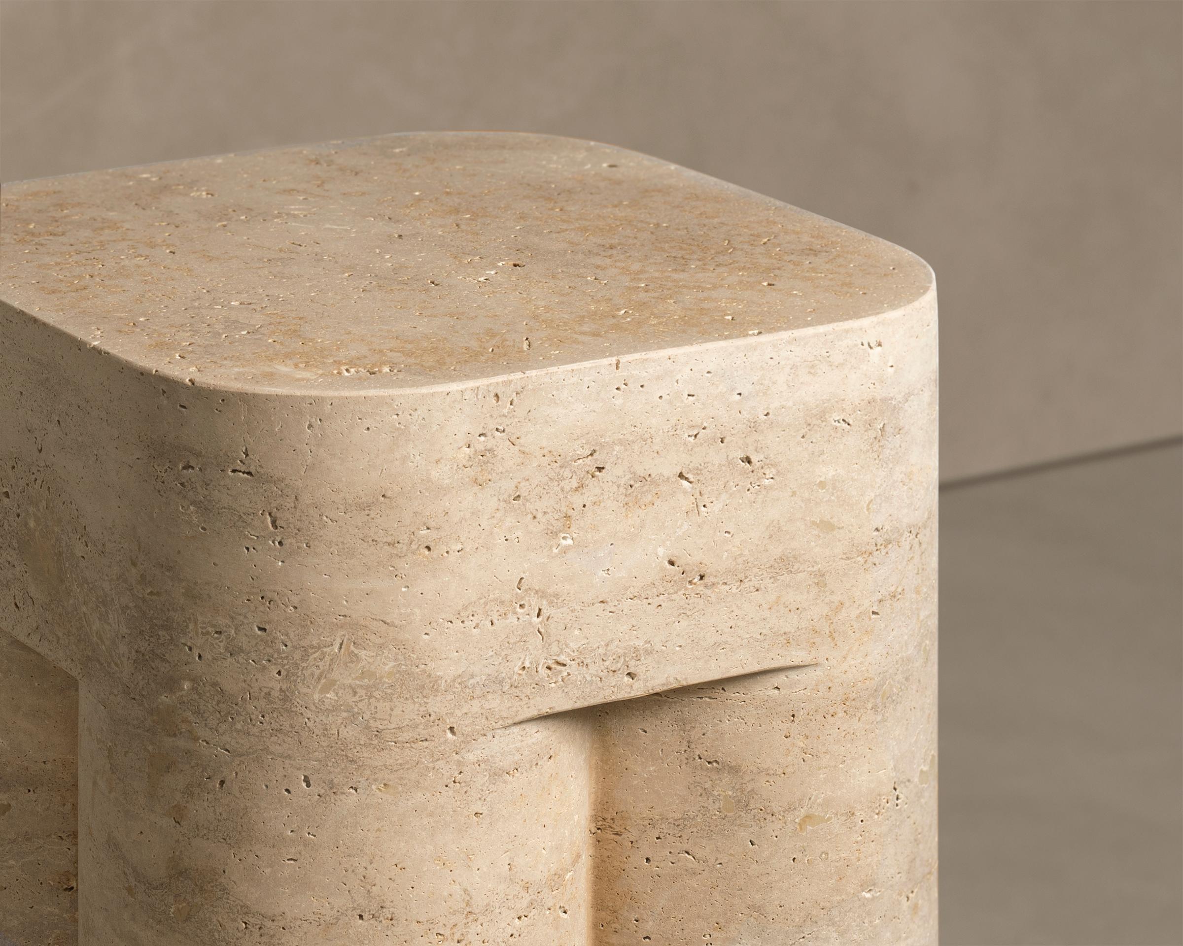 Italiano Sgabello Chunky e tavolino Roman Travertine in vendita
