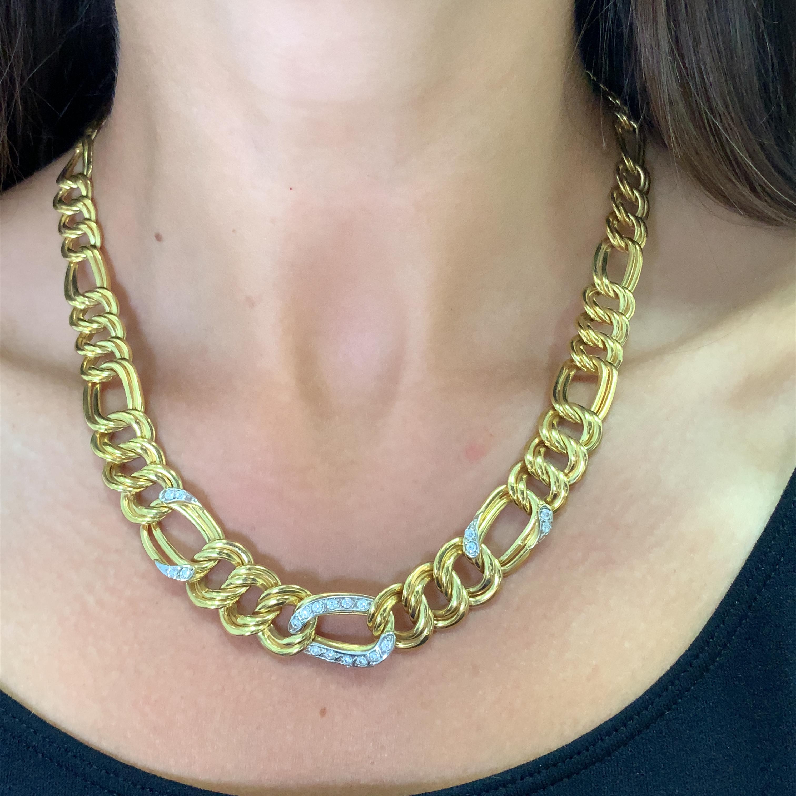 Ce magnifique collier à maillons cubains en or jaune 18ct, d'une longueur de 18 pouces, est une pièce de joaillerie exceptionnelle. La couleur jaune envoûtante du métal, associée aux pierres précieuses en zircon cubique étincelantes, fait de ce
