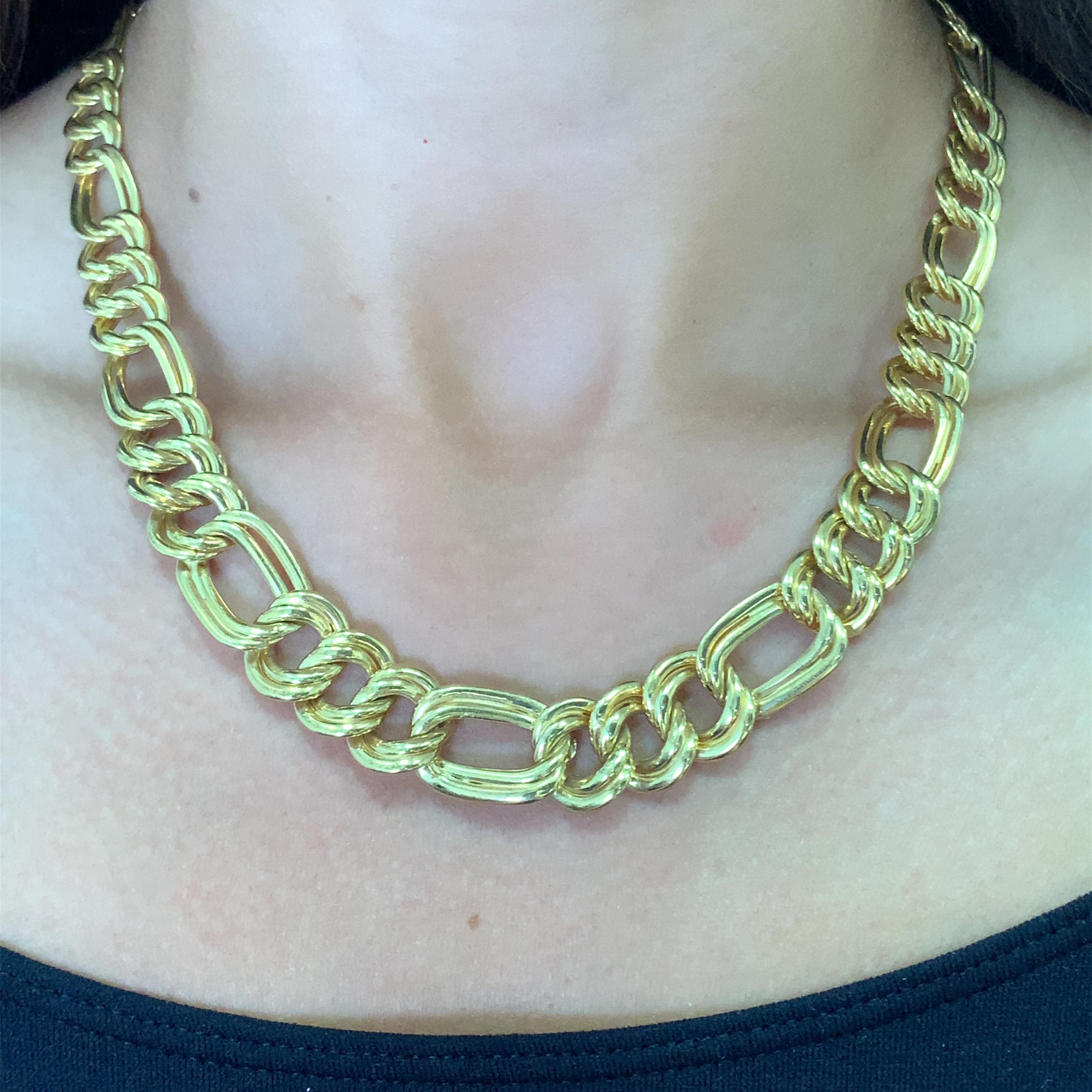 Taille ronde Collier à maillons cubains de style massif en or jaune 18k en vente