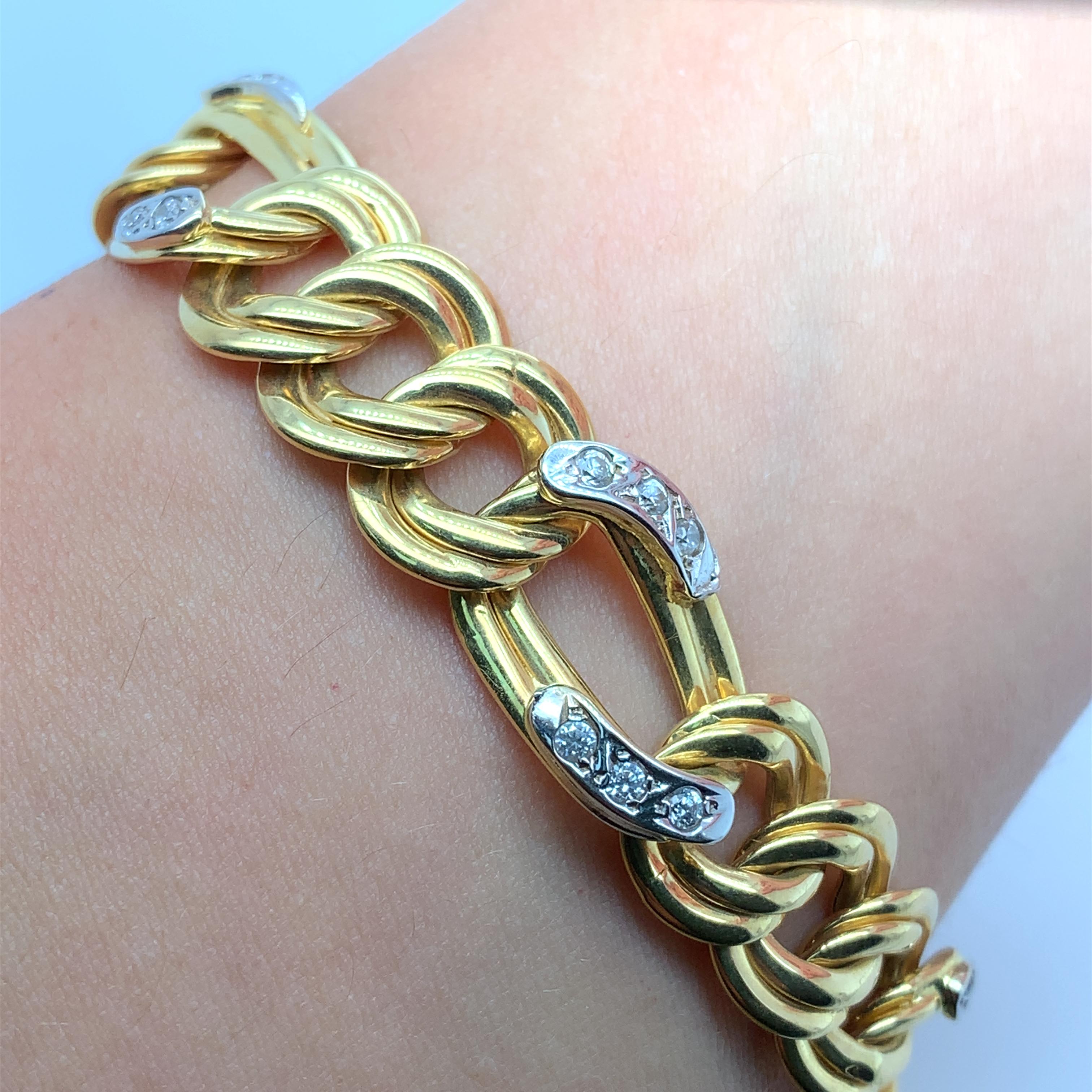 18ct yellow gold chunky curb cuban bracelet 8 inches.

Bracelet length 8 inches.

Large chunky style cuban link bracelet 

Weight 24.5G.

Hallmarked.

Box and valuation included.

The full set available for purchase necklace and bracelet.