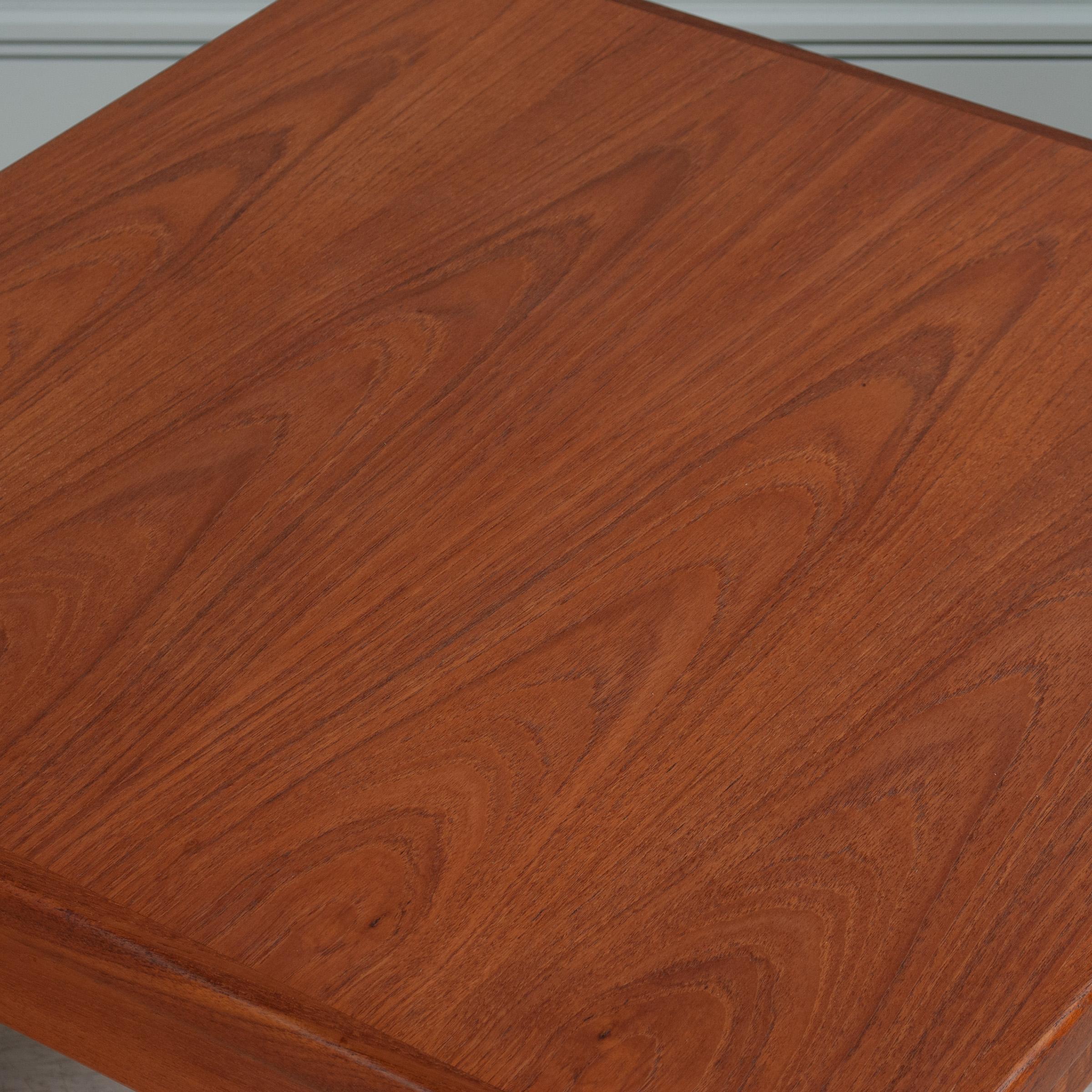 Très bel exemple de table centrale, de table d'appoint ou de table basse en teck. Excellent état. Produit au Danemark vers la fin de l'année 1960.
Démontable pour une expédition en toute sécurité.