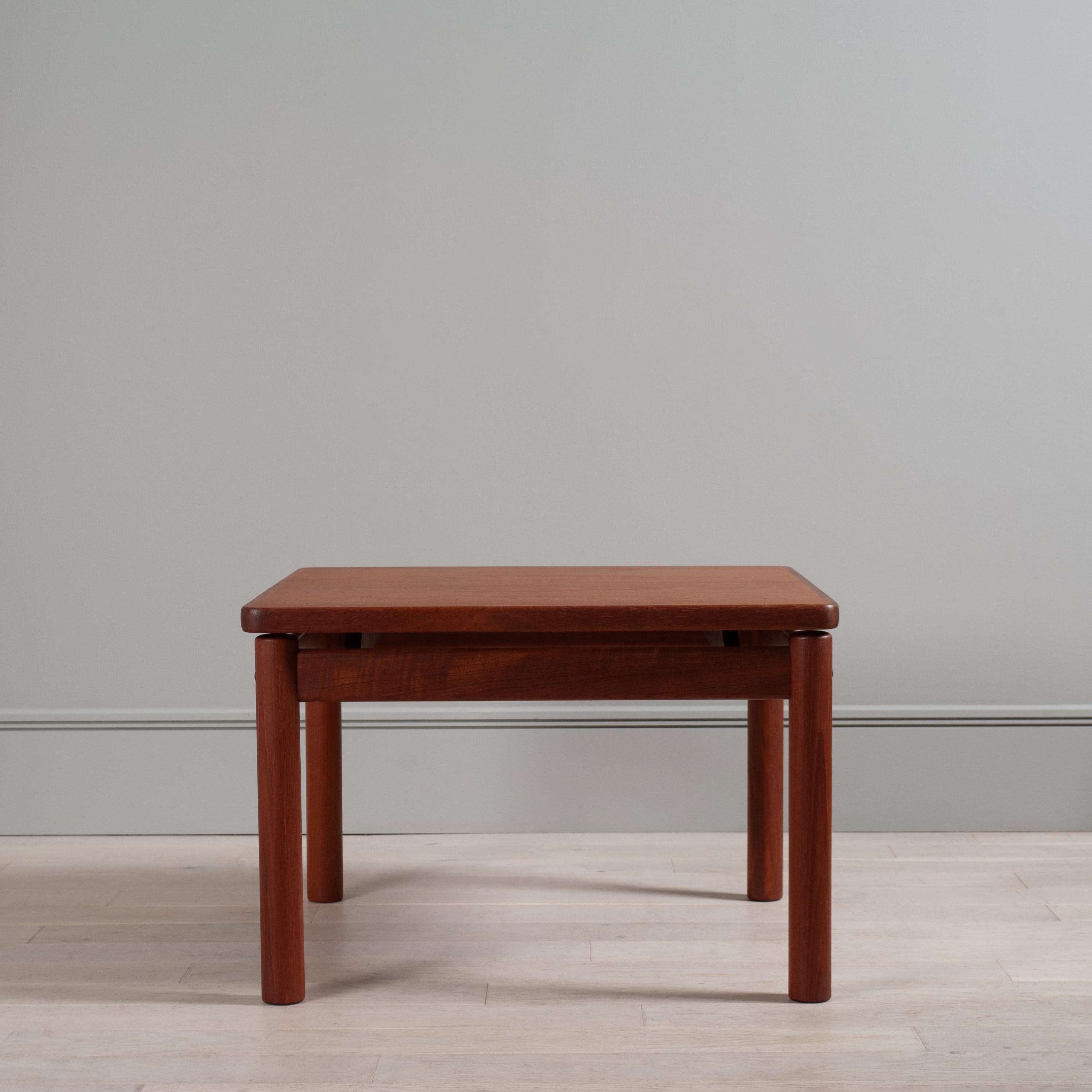 Scandinave moderne Table basse centrale en teck massif en vente