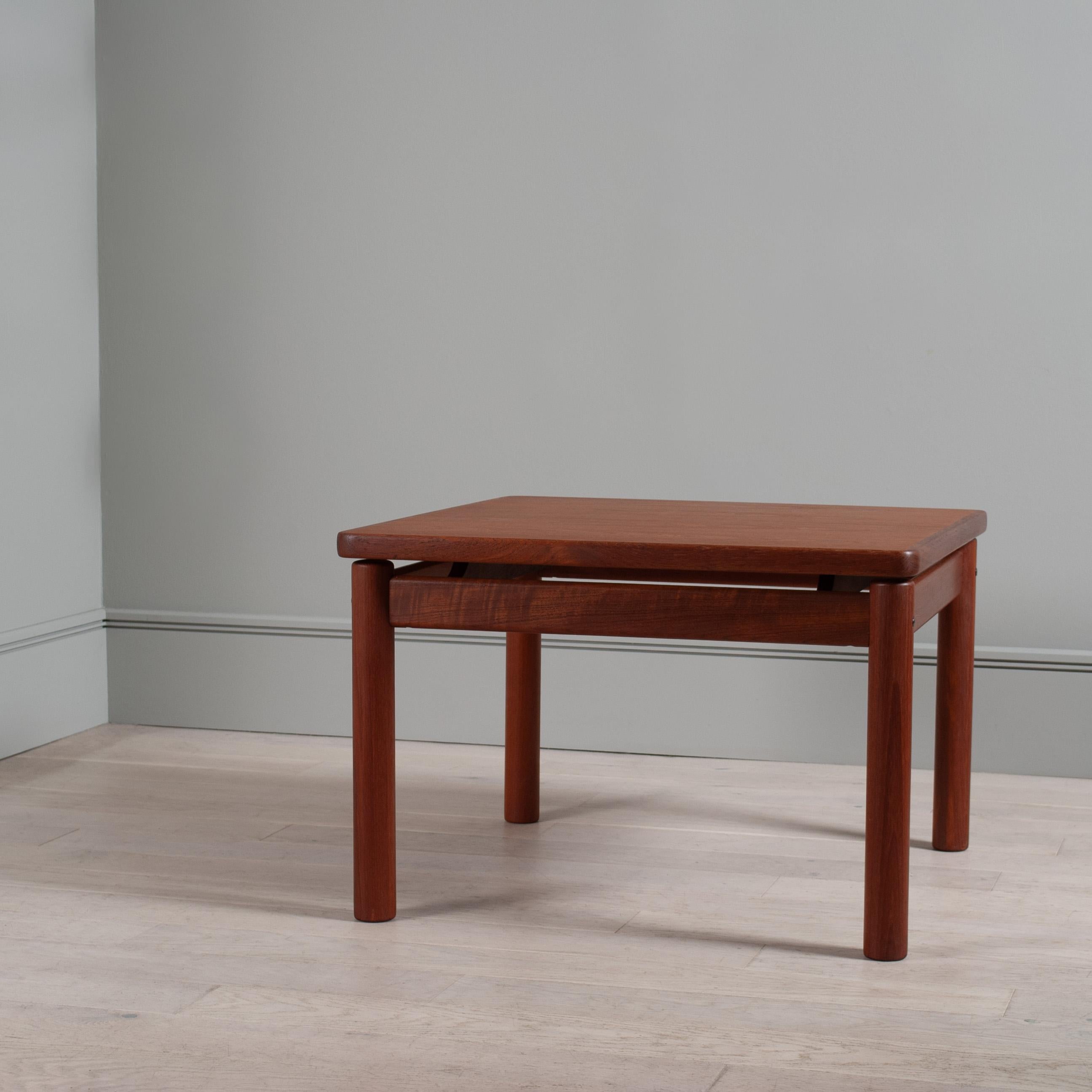 Table basse centrale en teck massif Bon état - En vente à London, GB