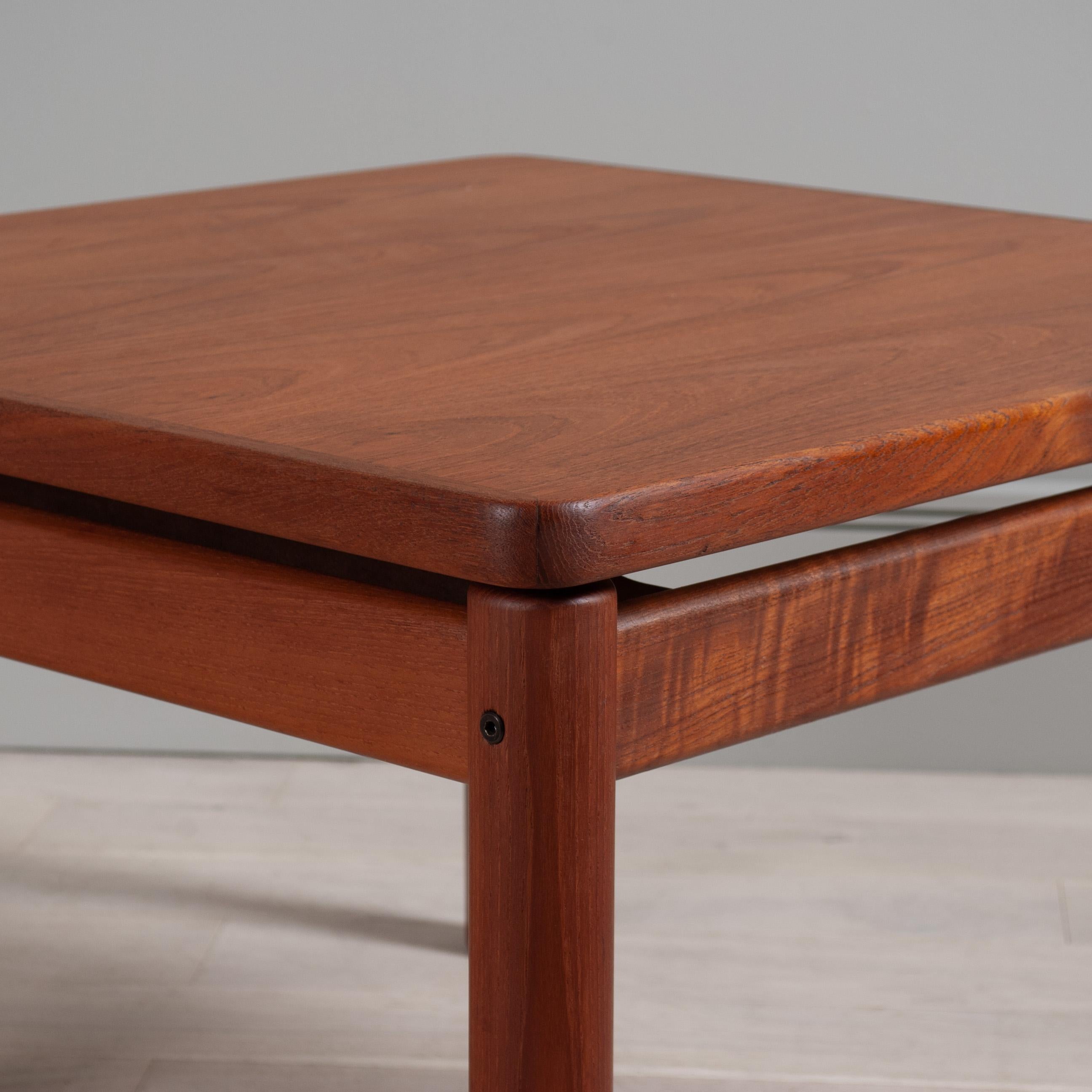 20ième siècle Table basse centrale en teck massif en vente