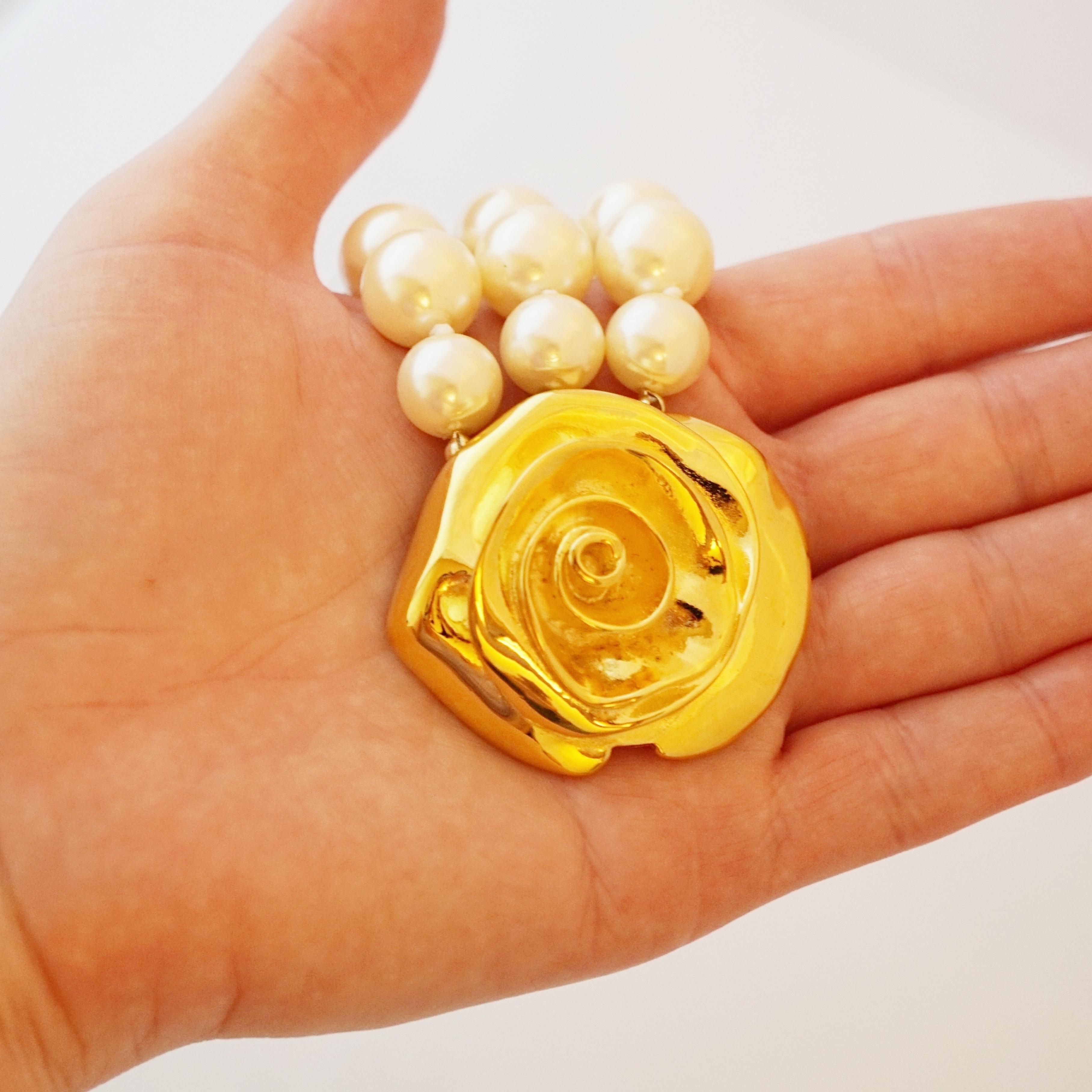 Pulsera de perlas de tres vueltas con cierre de rosa dorada de Givenchy, años 80 en venta 1