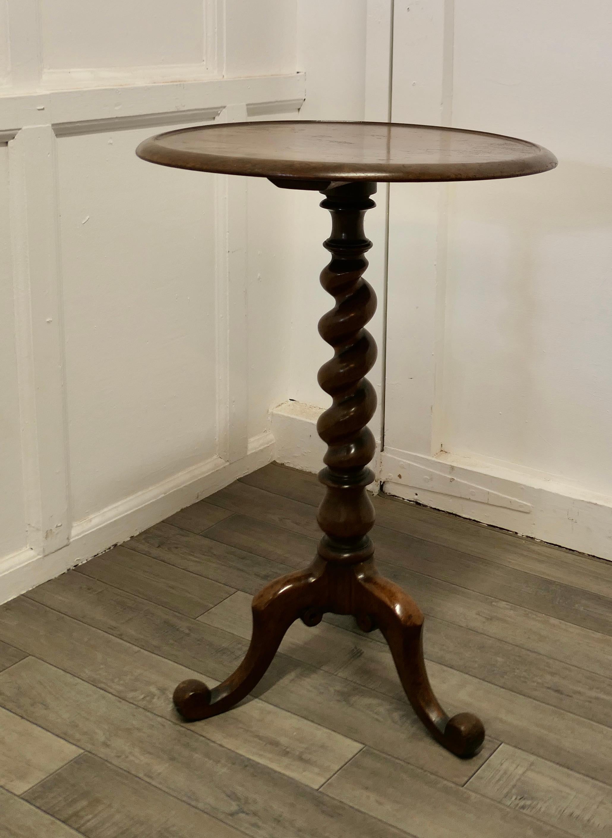 Chunky Victorian Wine Table or Occasional Lamp Table  This is a lovely table   In Good Condition For Sale In Chillerton, Isle of Wight