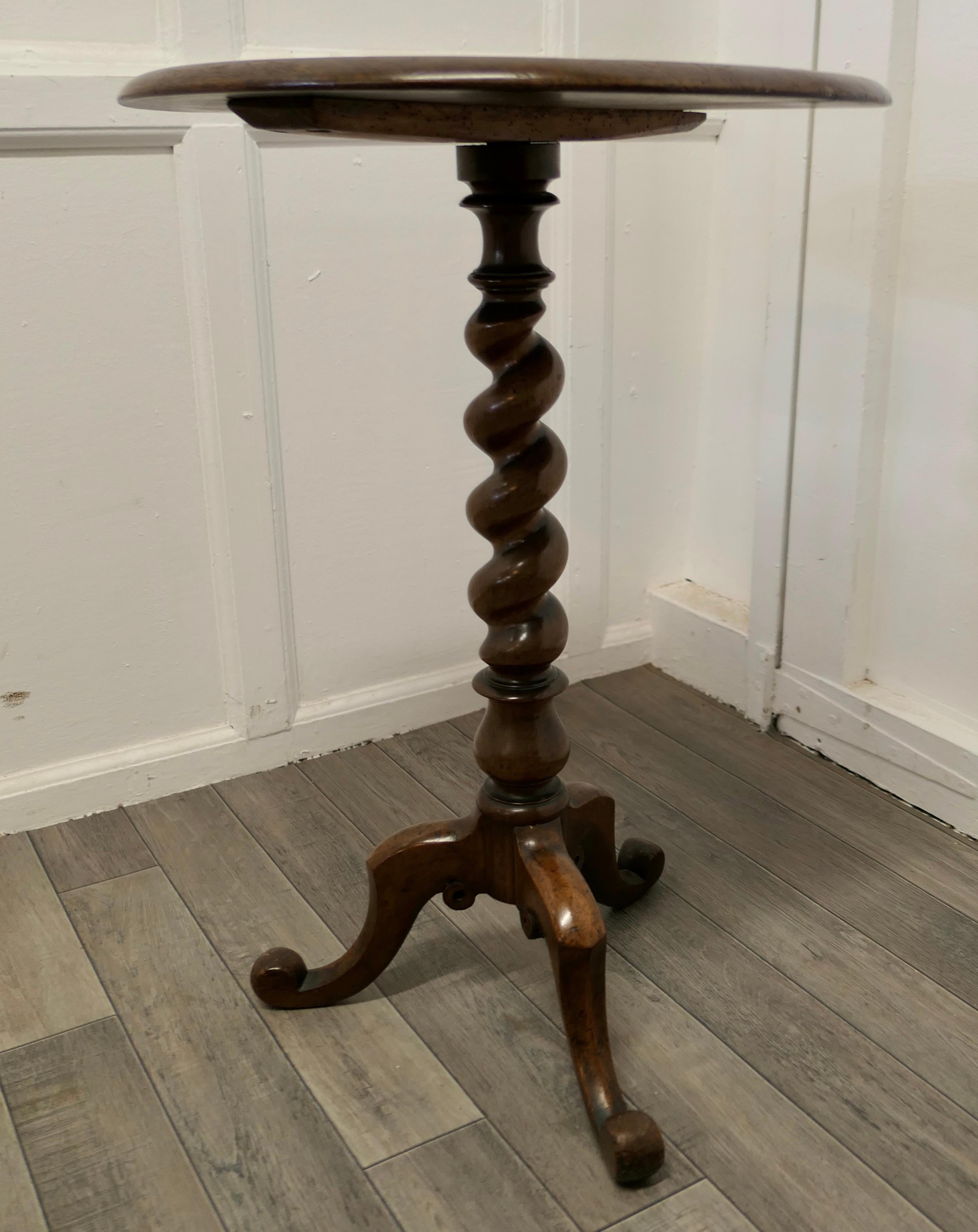 Walnut Chunky Victorian Wine Table or Occasional Lamp Table  This is a lovely table   For Sale