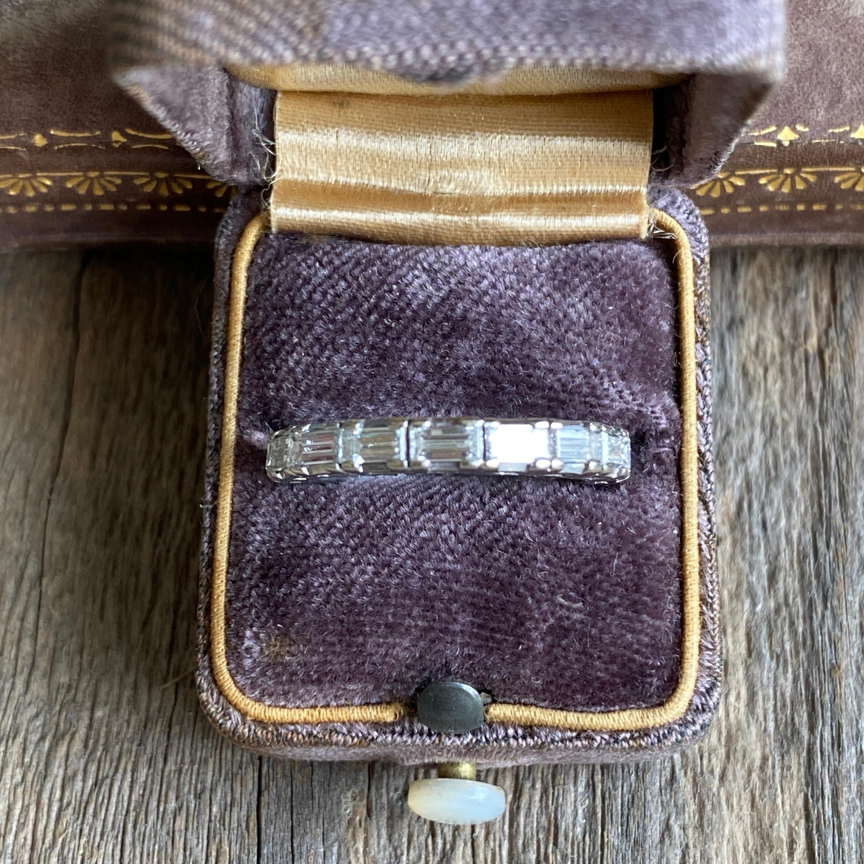 Anneau d'éternité vintage 2ct diamant baguette 18K, grossier Pour femmes en vente