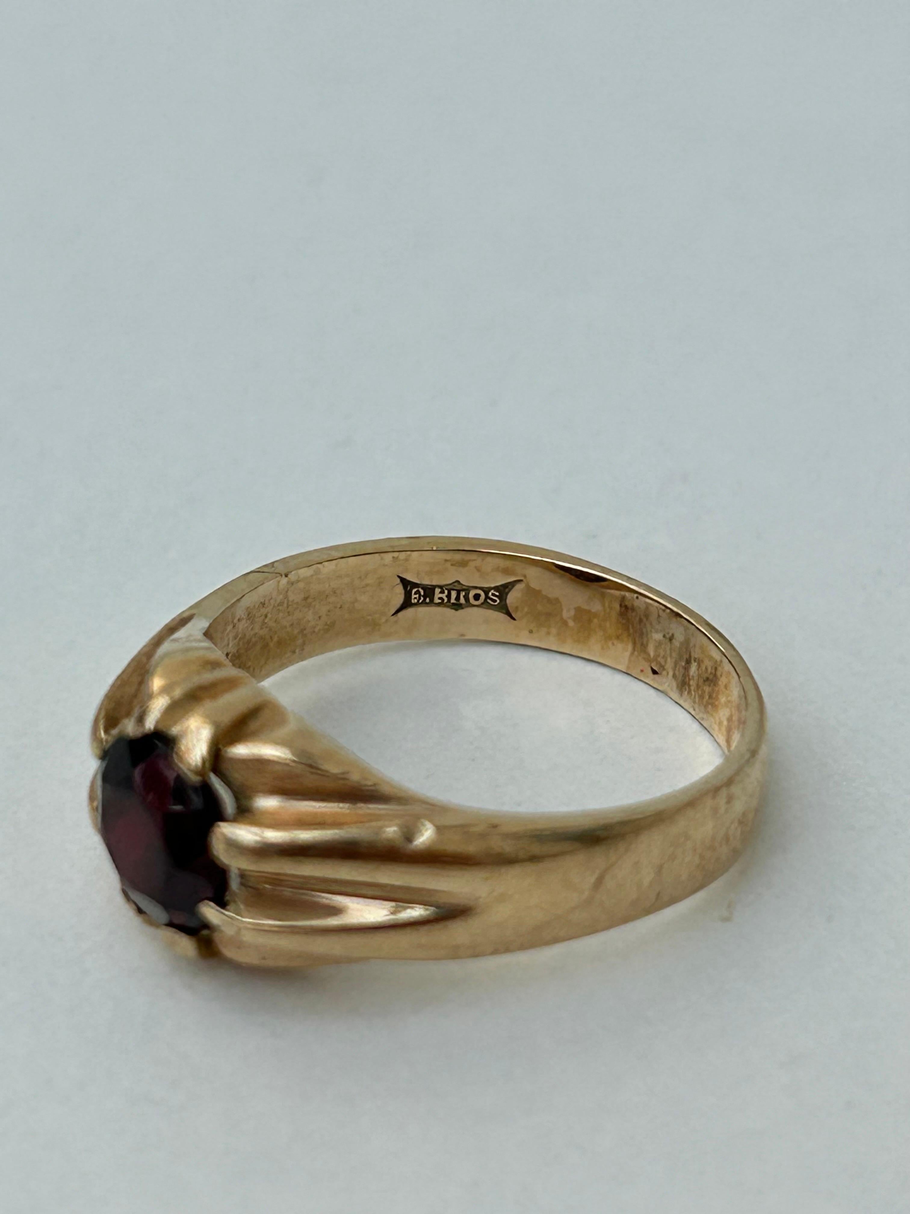 Round Cut Chunky Vintage 9 Carat Gold Garnet Signet Ring For Sale