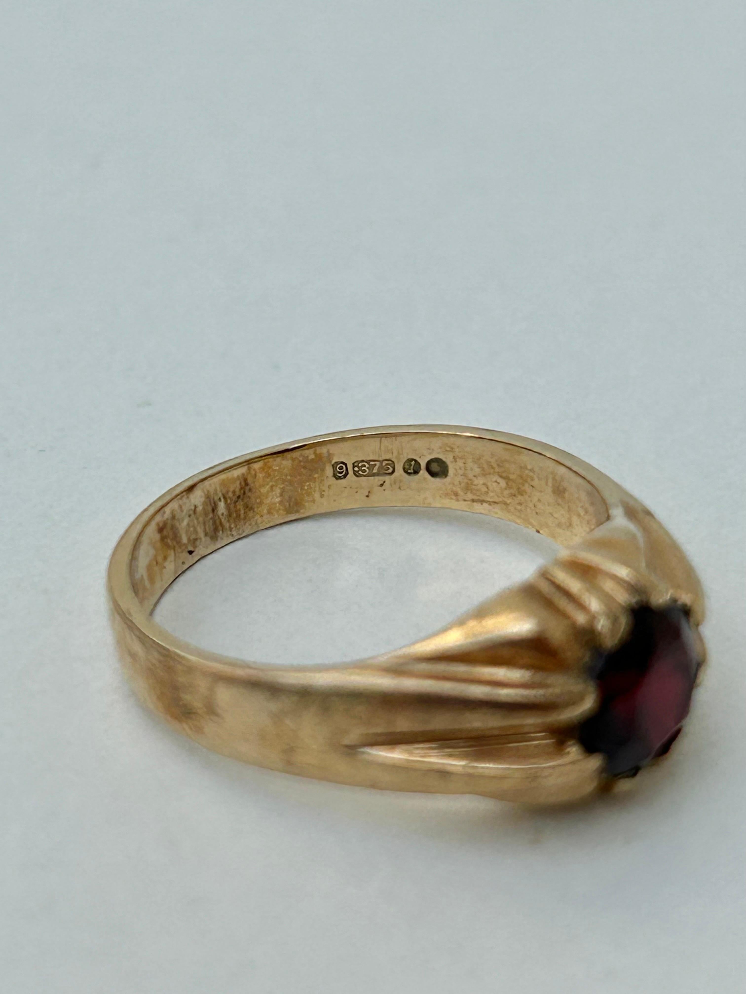Chunky Vintage 9 Carat Gold Garnet Signet Ring In Good Condition For Sale In Chipping Campden, GB