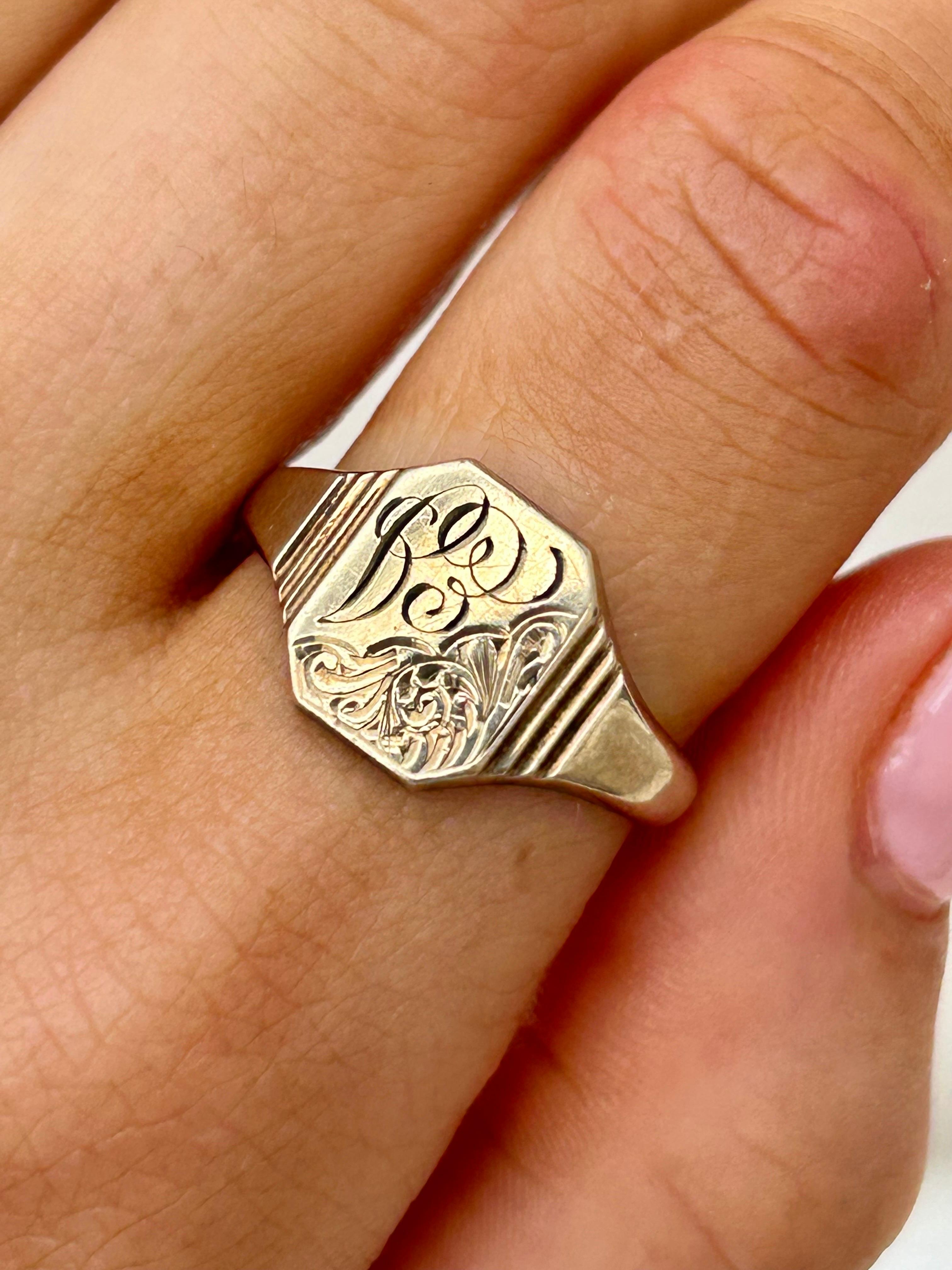 Chunky Vintage 9 Carat Yellow Gold Signet Ring For Sale 1