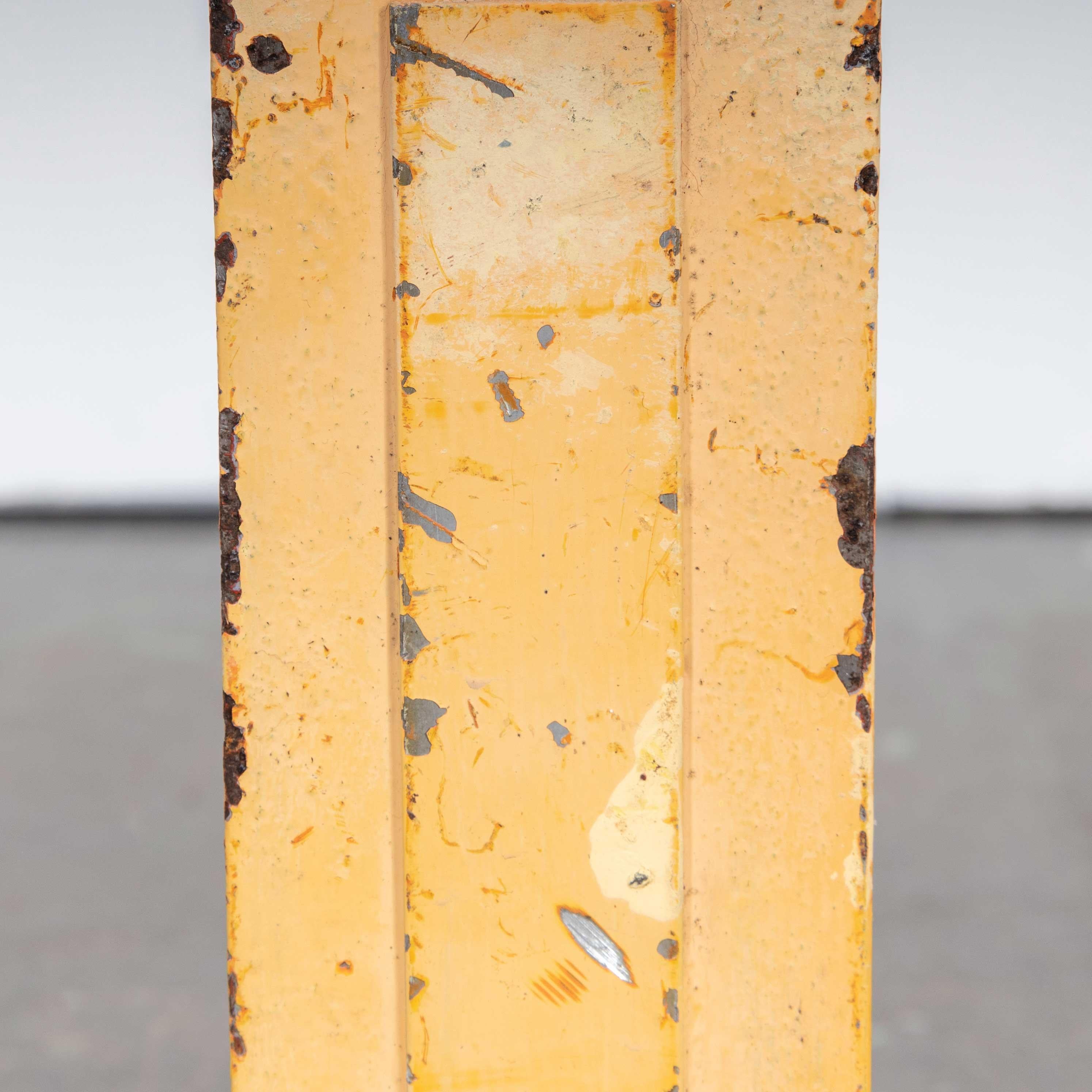 Lettera a caratteri cubitali per insegne francesi d'epoca - Media I
Lettera a caratteri cubitali per insegne francesi d'epoca. Lettera segnaletica robusta e pesante con una bella vernice sbiadita. Dimensioni 7x30x7 LHW tutti cm.

RELAZIONE DEL