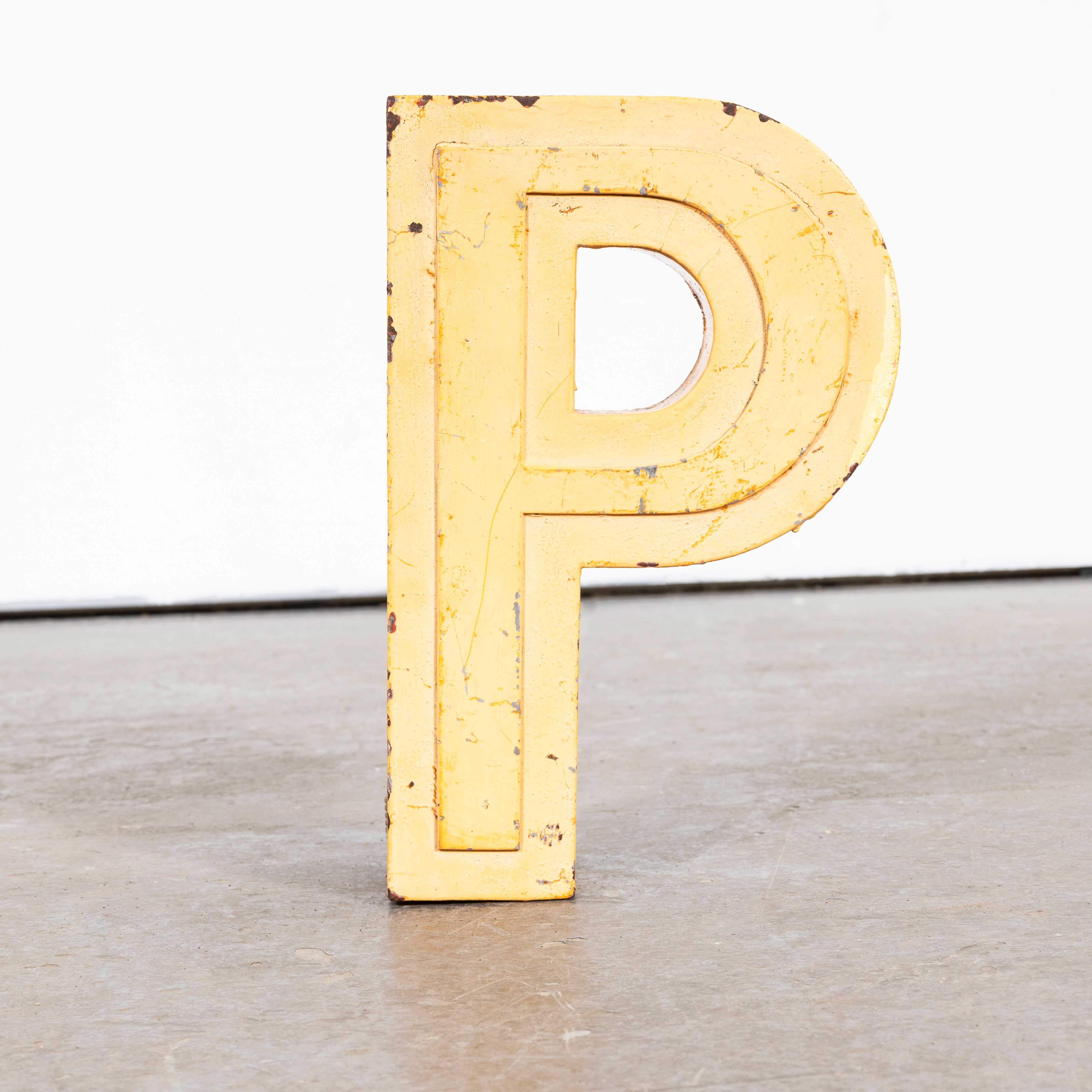 Chunky Vintage French Signage Letter - Medium P In Good Condition For Sale In Hook, Hampshire