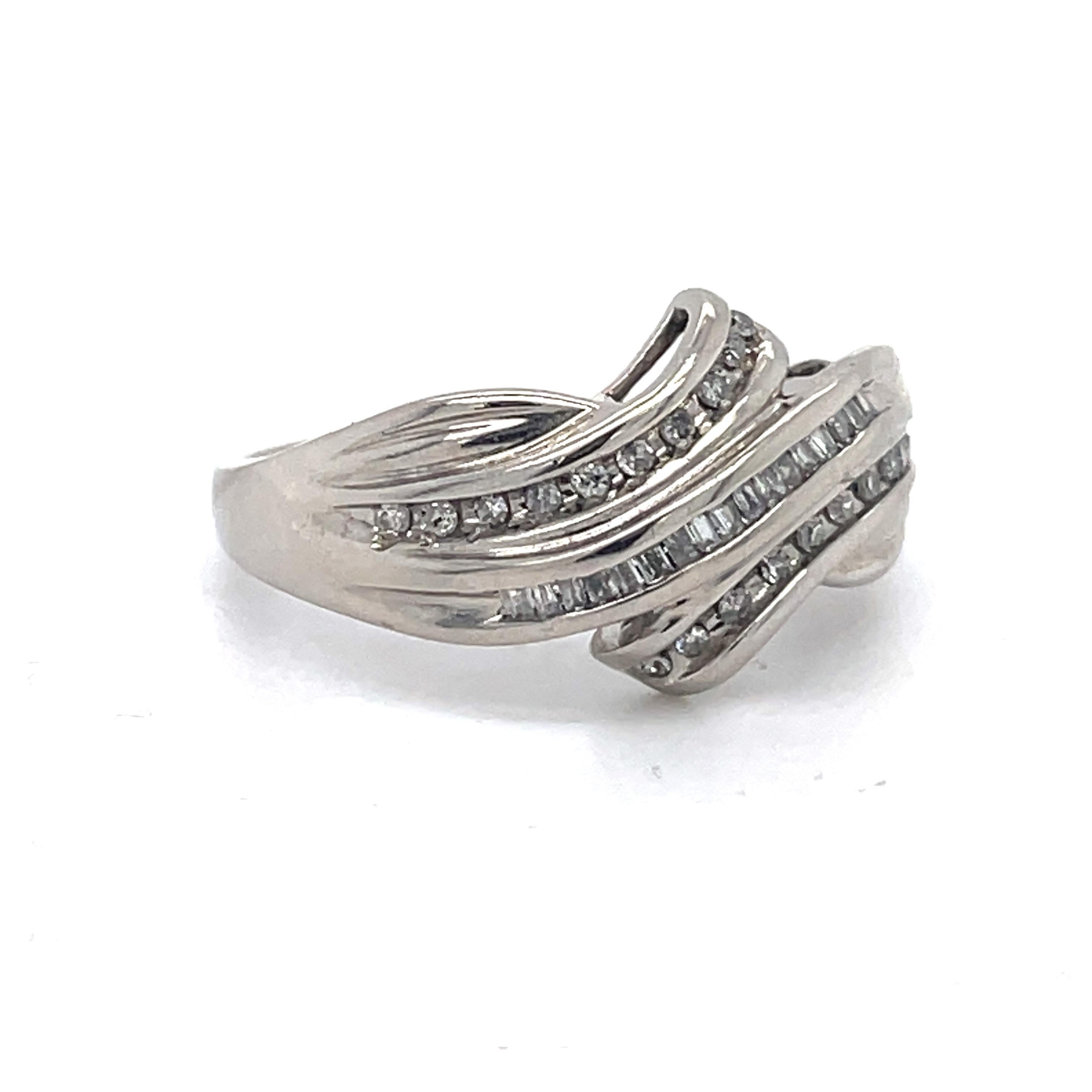 Women's or Men's Chunky Vintage ring, 0.5ct diamonds, Baguette ring, Estate ring, Swirly Ring For Sale