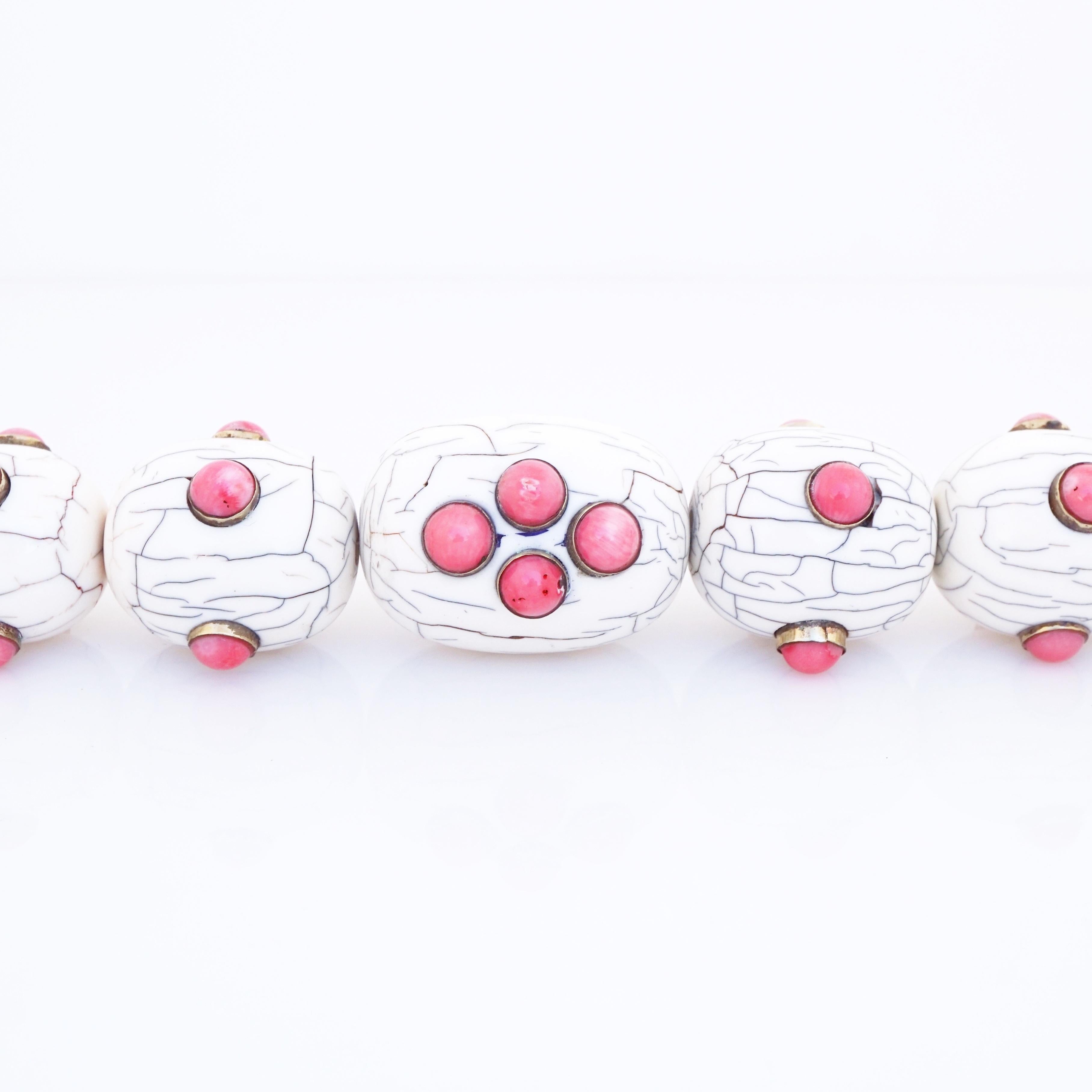 Moderne Collier fantaisie en perles de résine blanche épaisse avec jade rose monté sur argent en vente