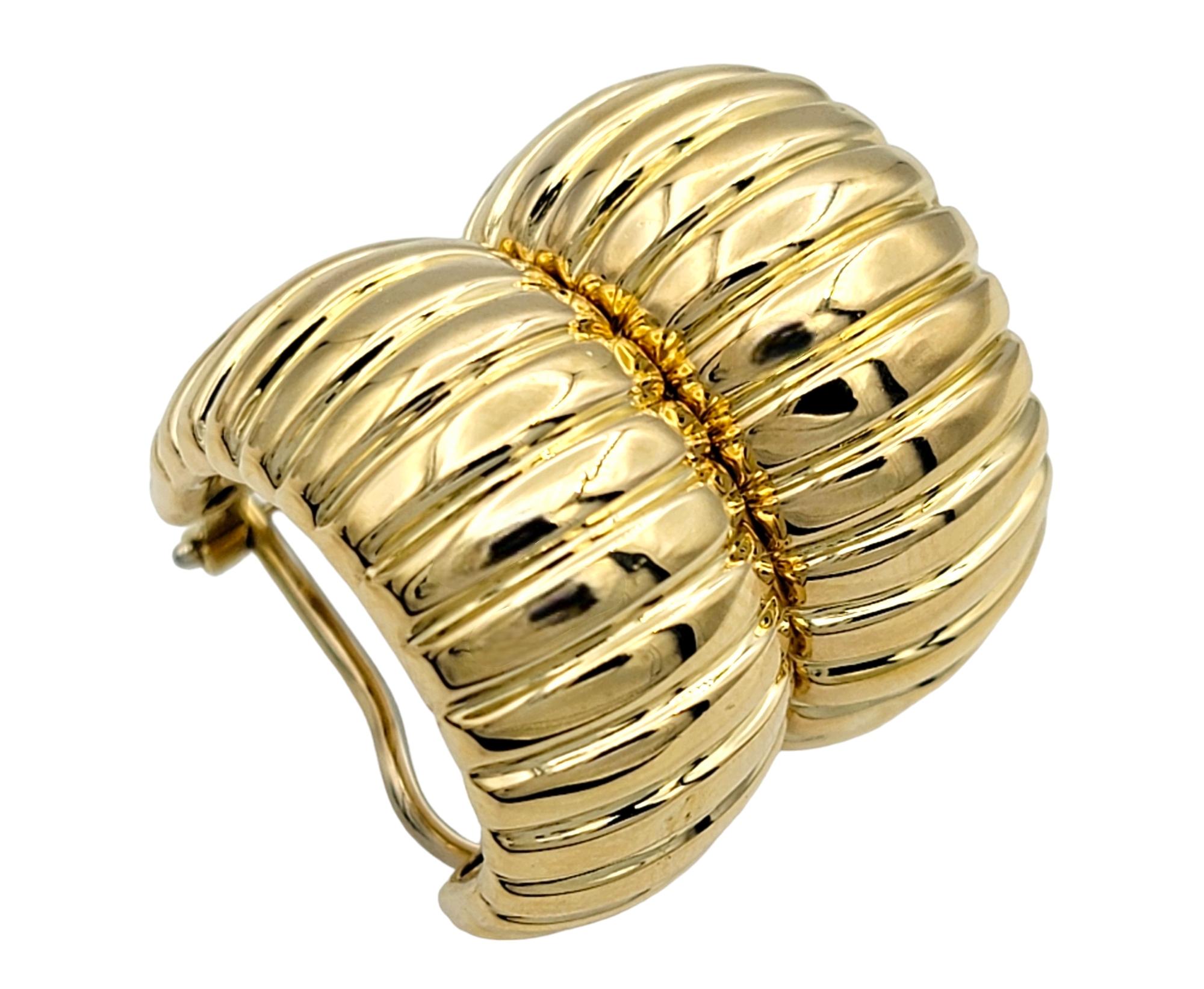 Chunky Wide Ribbed Omega Back Hoop Earrings Set in Polished 18 Karat Yellow Gold In Good Condition For Sale In Scottsdale, AZ