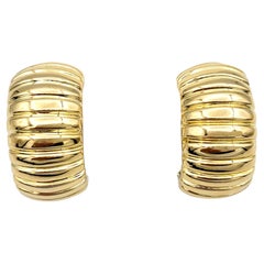 Chunky Breite gerippte Omega-Ohrringe mit Rückenlehne aus poliertem 18 Karat Gelbgold