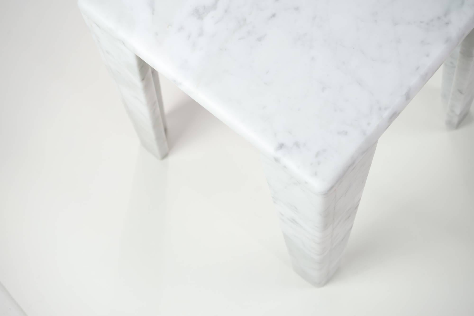 Avior est une évolution de la table d'appoint Gravity. Nous avons décidé de conserver le même concept de légèreté et de mouvement, en abstrayant le mouvement du marbre de Carrare volant dans une structure de fer en 3D différente. 

La géométrie a