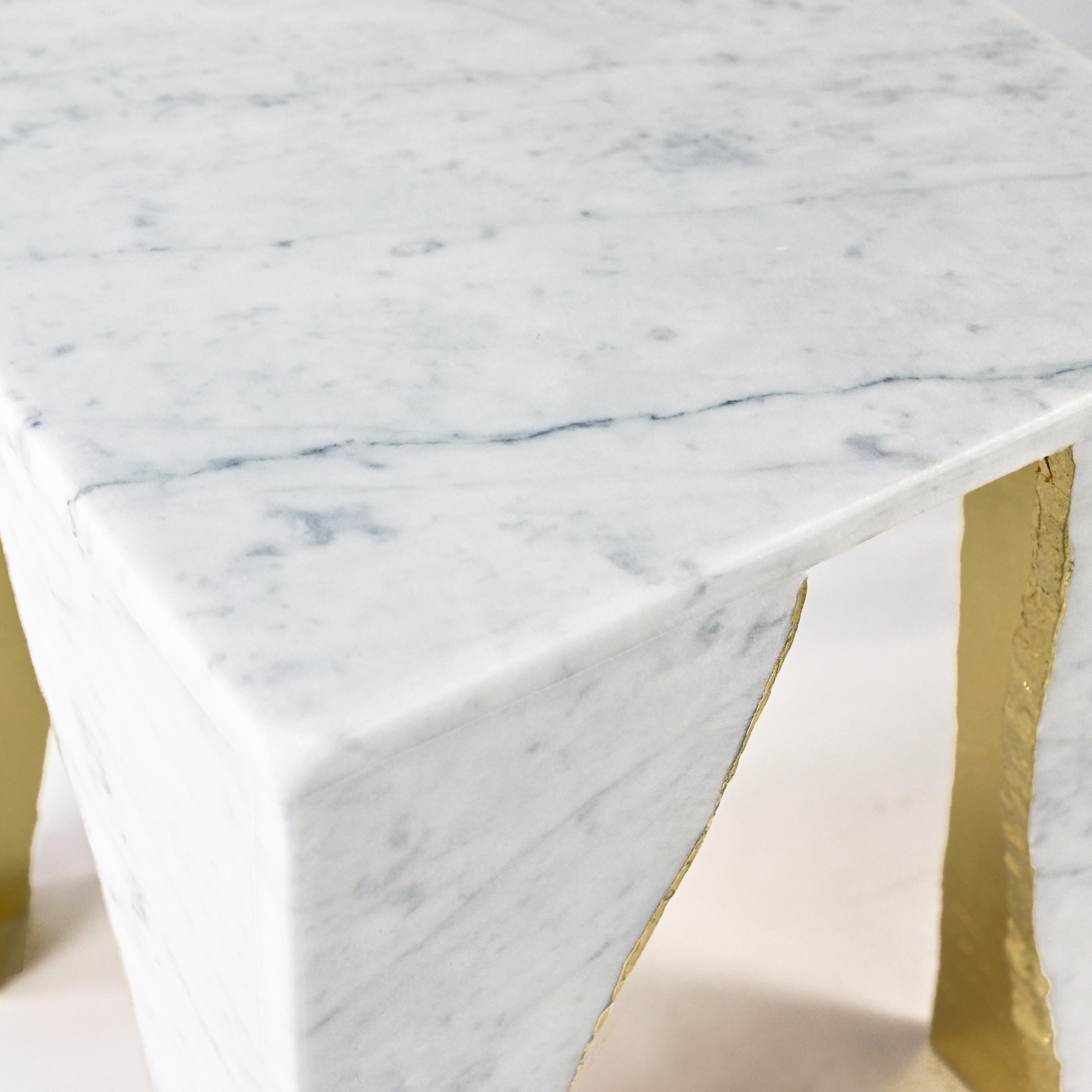 Découvrez la fusion parfaite de l'art moderne et de l'élégance intemporelle avec notre table basse en marbre de Carrare à bords bruts. Cette pièce étonnante met en valeur la beauté naturelle du marbre de Carrare taillé à vif, juxtaposé à ses