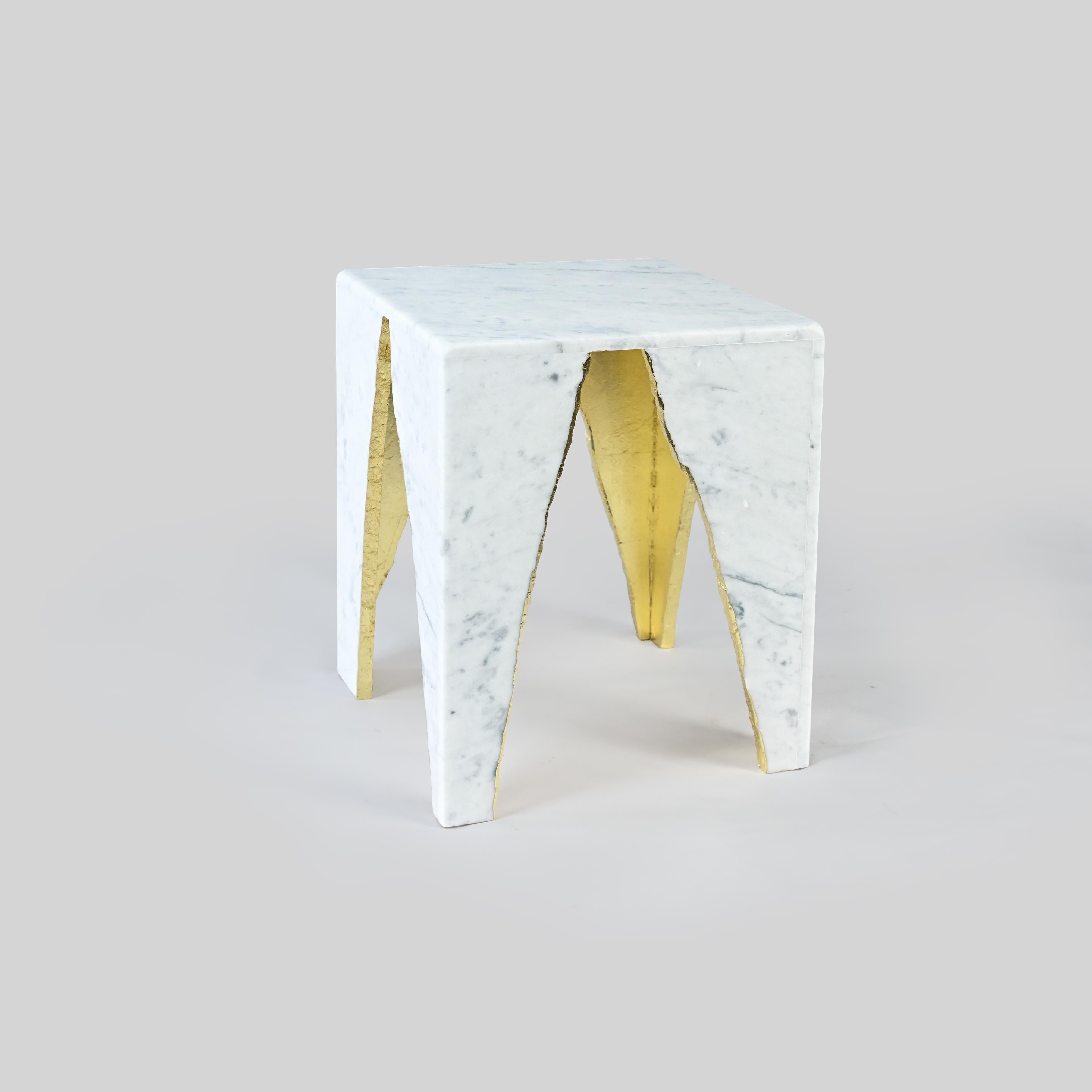 Moderne ChunkY01, table d'appoint en marbre de Carrare en vente