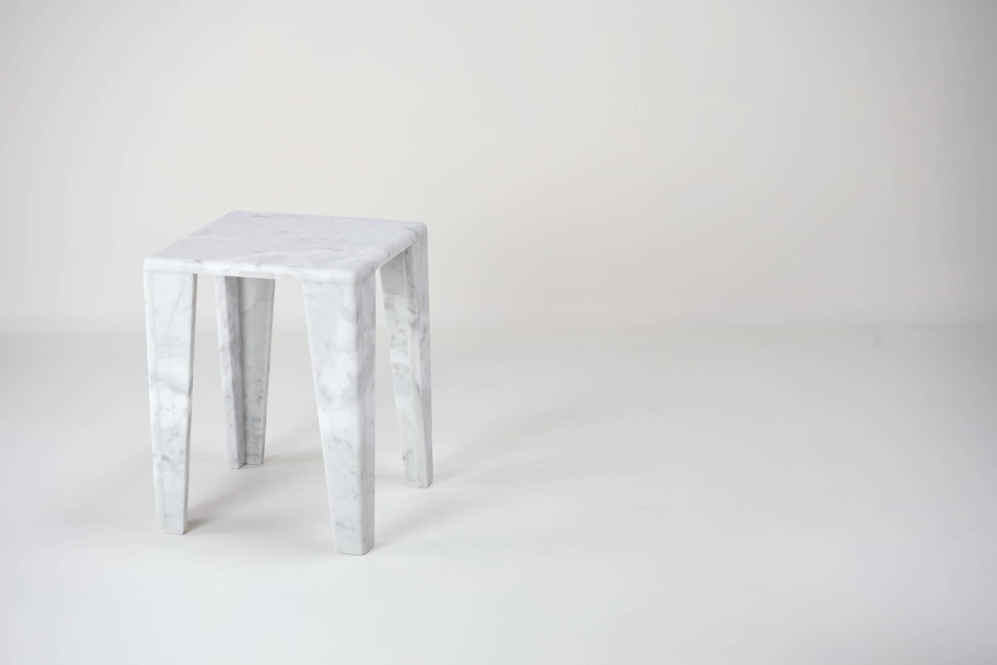 italien ChunkY01, table d'appoint en marbre de Carrare en vente