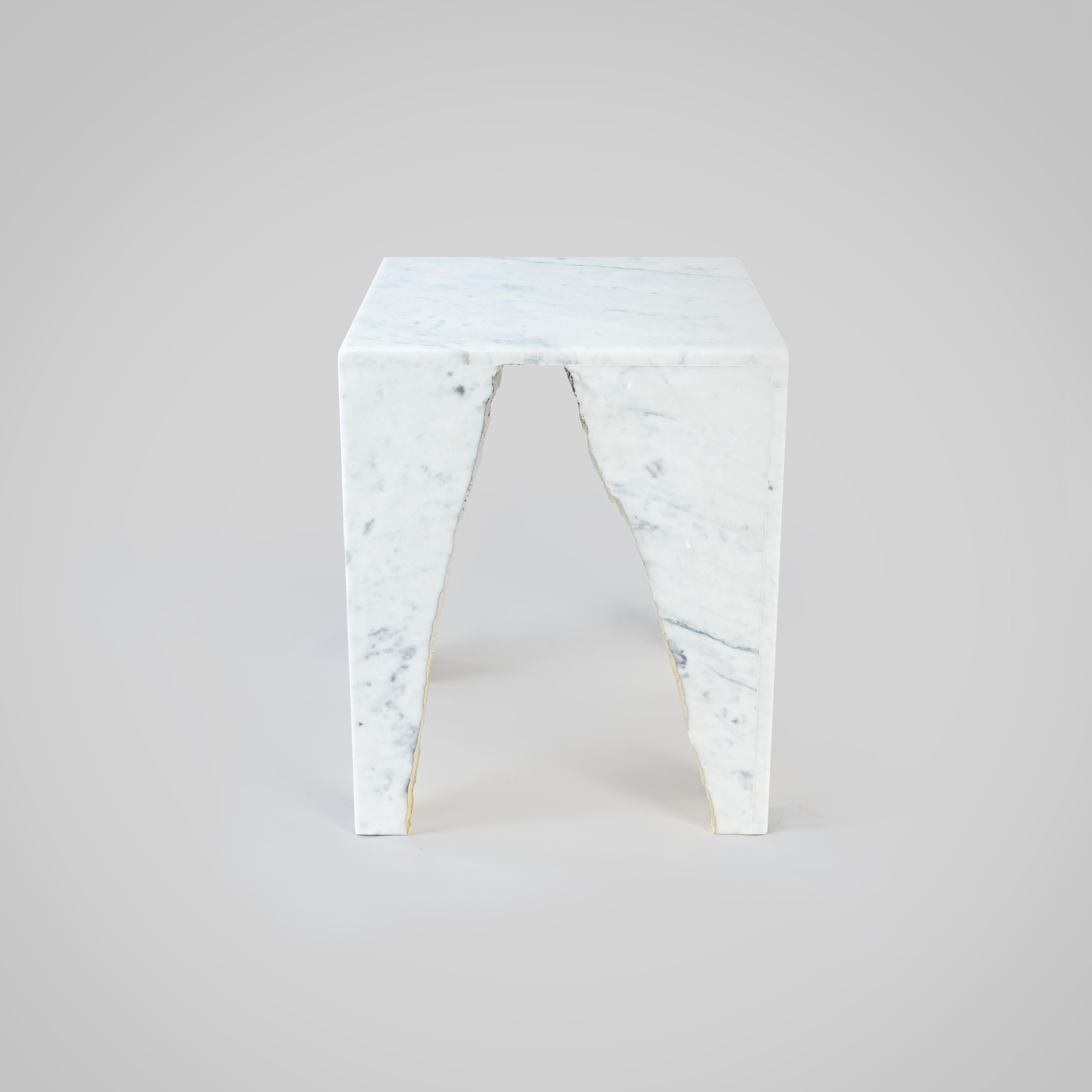 italien ChunkY01, table d'appoint en marbre de Carrare en vente
