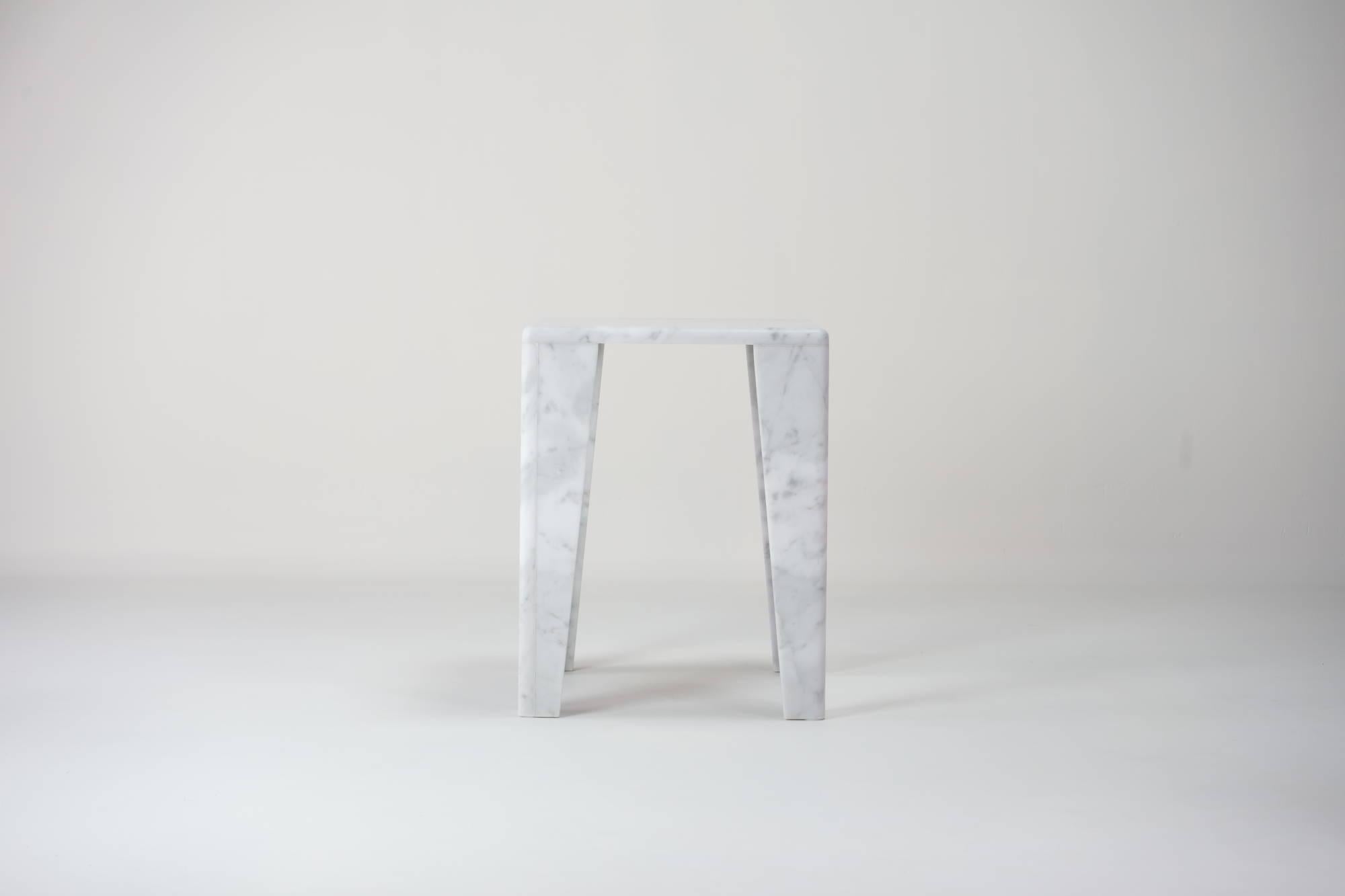 Poli ChunkY01, table d'appoint en marbre de Carrare en vente