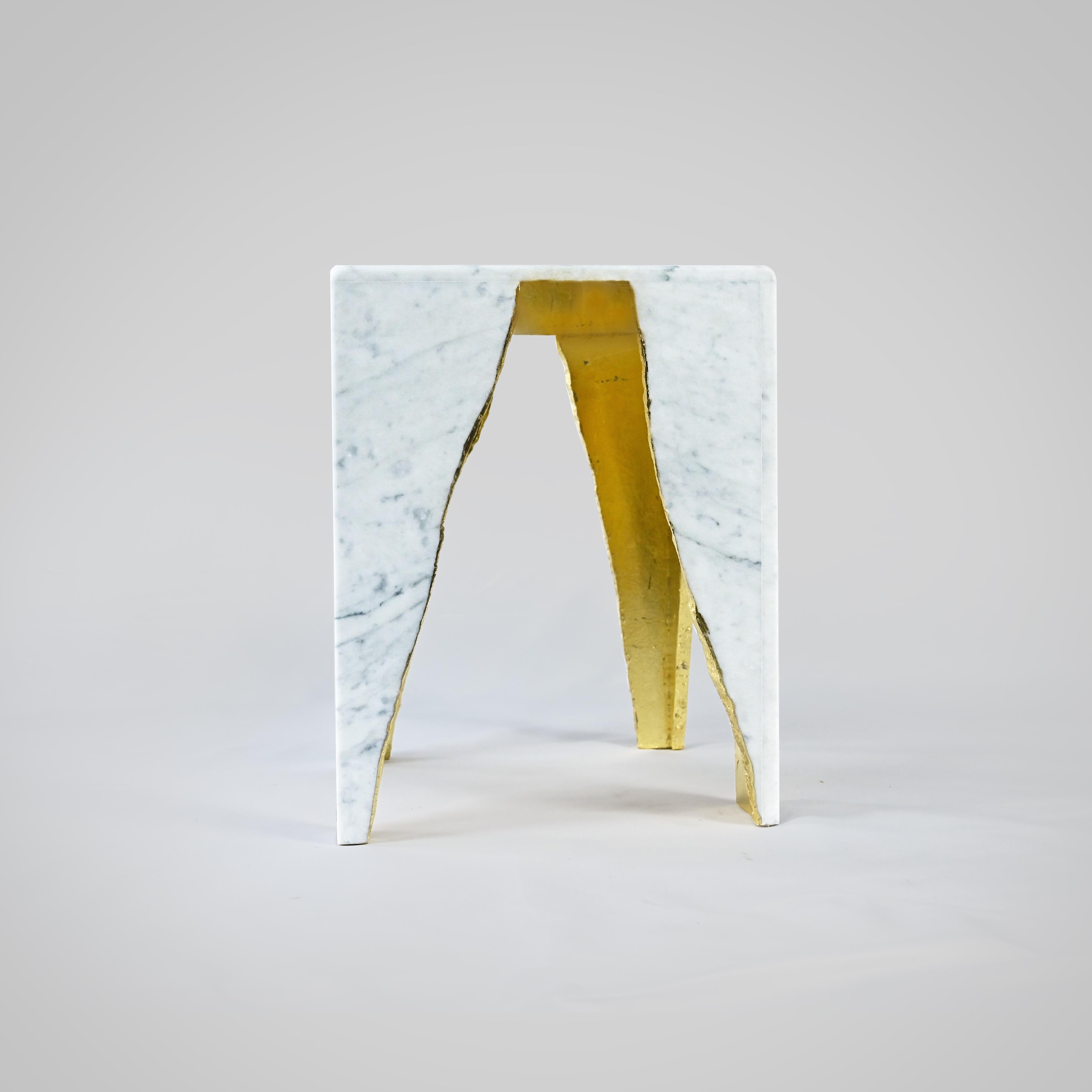 Poli ChunkY01, table d'appoint en marbre de Carrare en vente