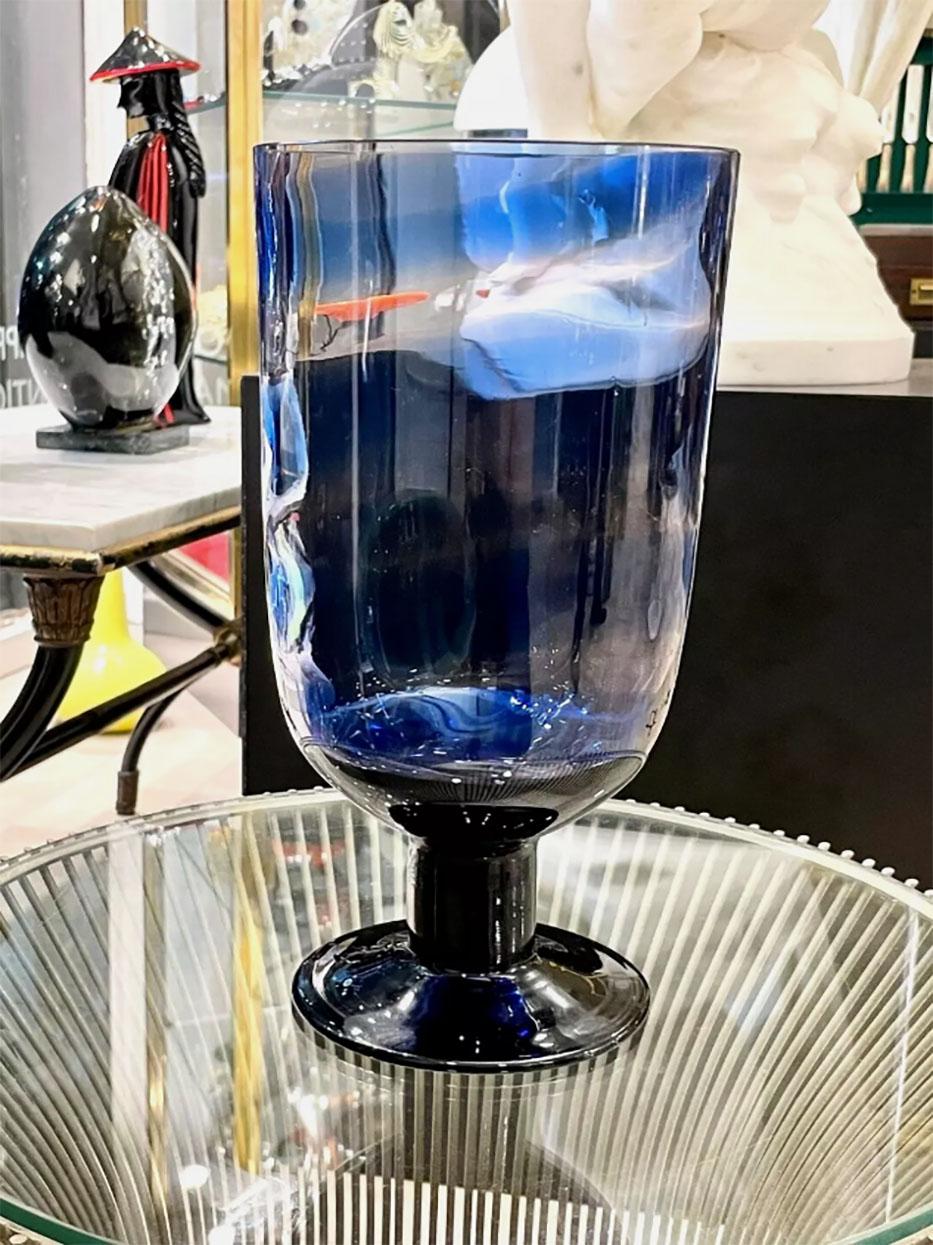Vaso di vetro cinetico psichedelico Churba
Vaso in vetro soffiato di Alberto Churba, disegno degli anni '60. Il pezzo presenta una forma cilindrica allungata, con una base e un collo definiti in vetro nero opaco. Il corpo principale del vaso è in