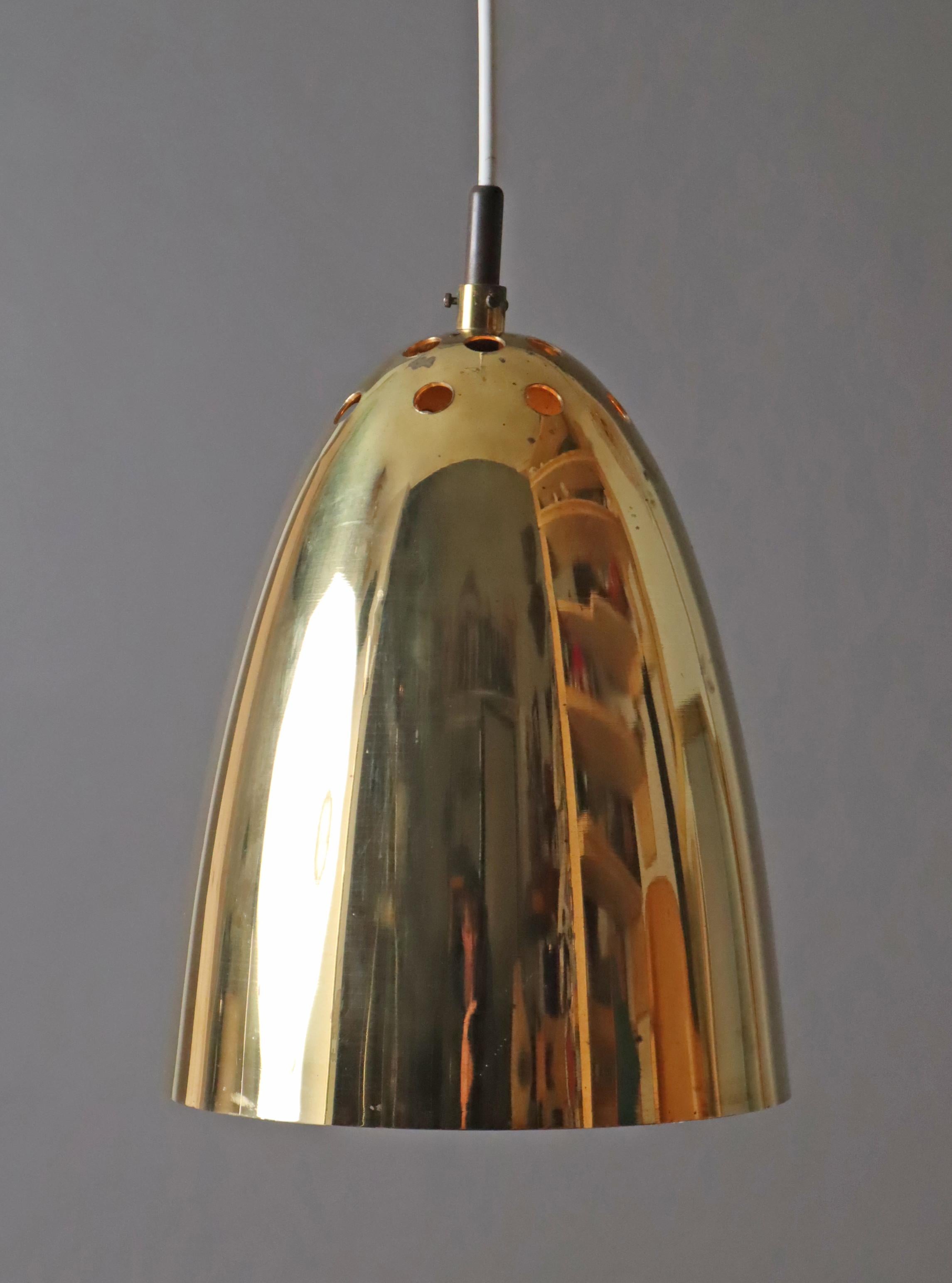 These simple and timeless lights come from a church that was built in the 1950s. The lamps hung on a small cable and gave off a beautiful golden light. The lamps have been carefully refurbished and the cable has been replaced. Reduced to a minimum