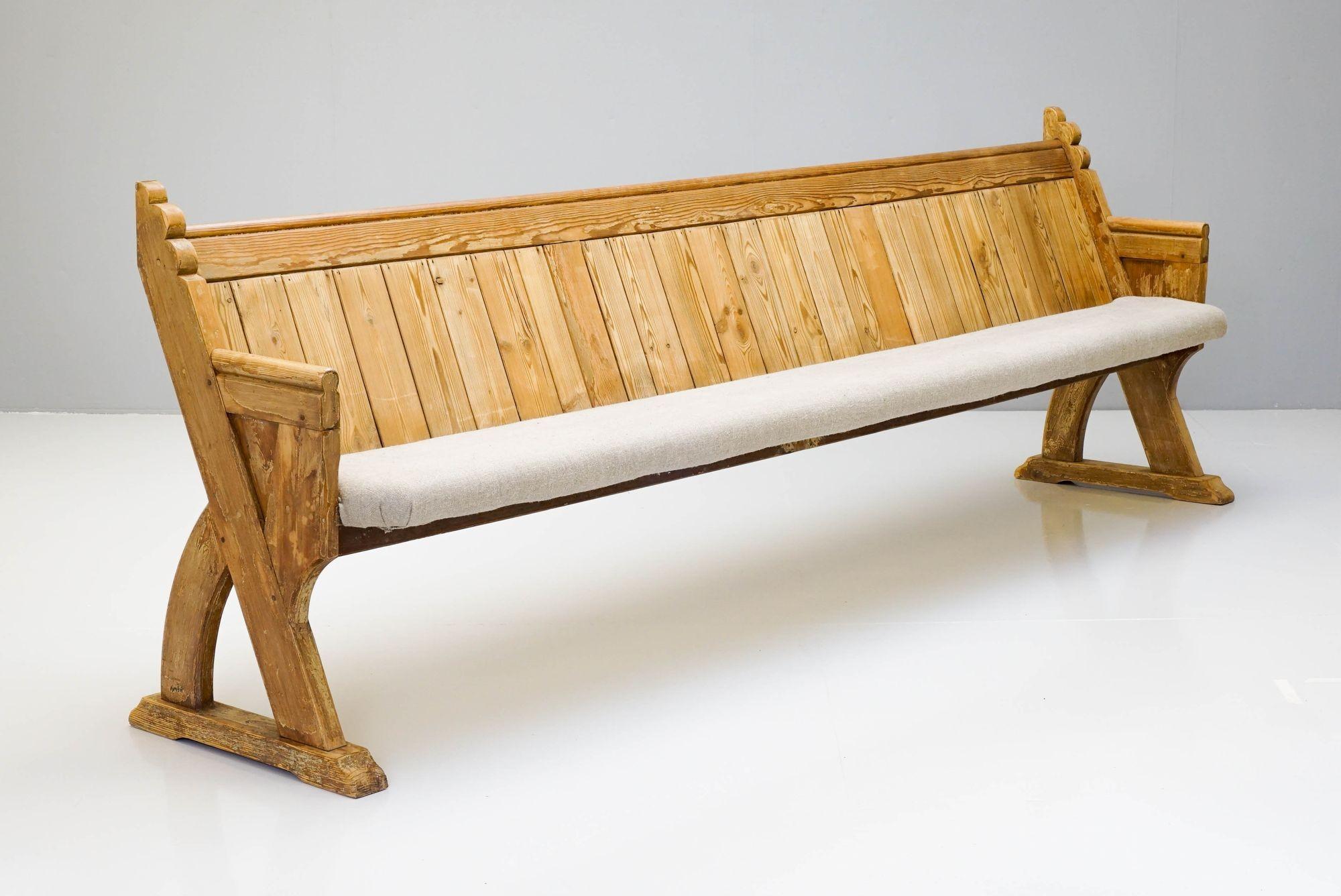 Grande panca di pino con cuscino di seduta rivestito in lino.


Inghilterra, circa 1890