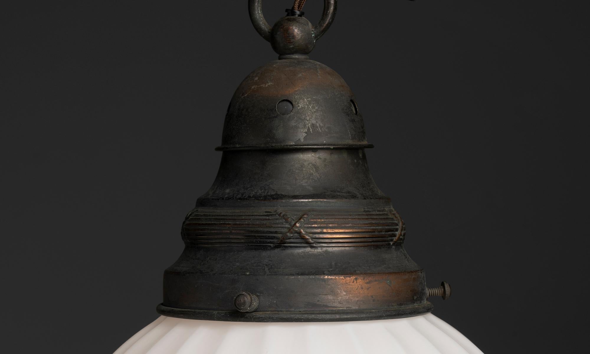 Inglese Lampada a sospensione da soffitto in raso opalino Church's, Inghilterra, circa 1920 in vendita