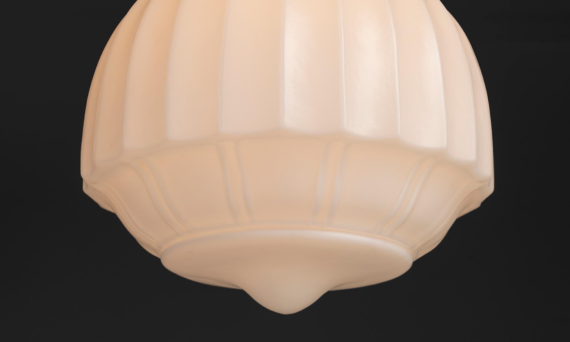 Lampada a sospensione da soffitto in raso opalino Church's, Inghilterra, circa 1920 In condizioni buone in vendita a Culver City, CA