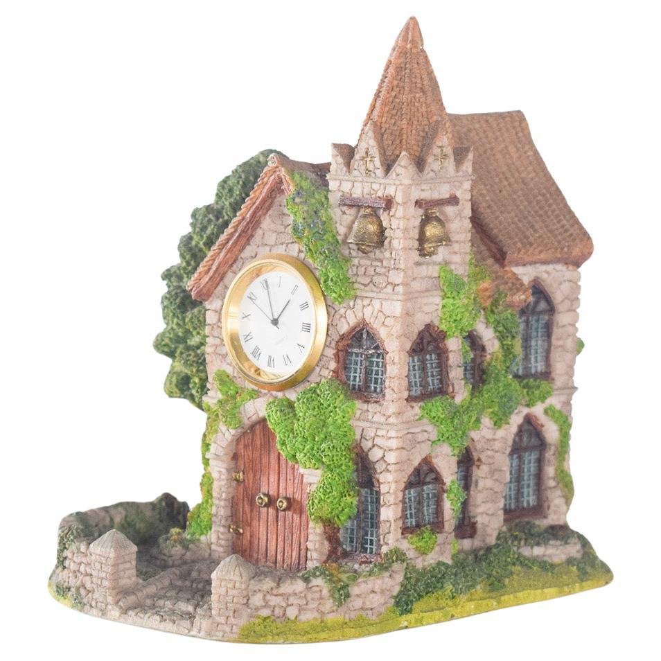 Kirchenförmige dekorative Uhr