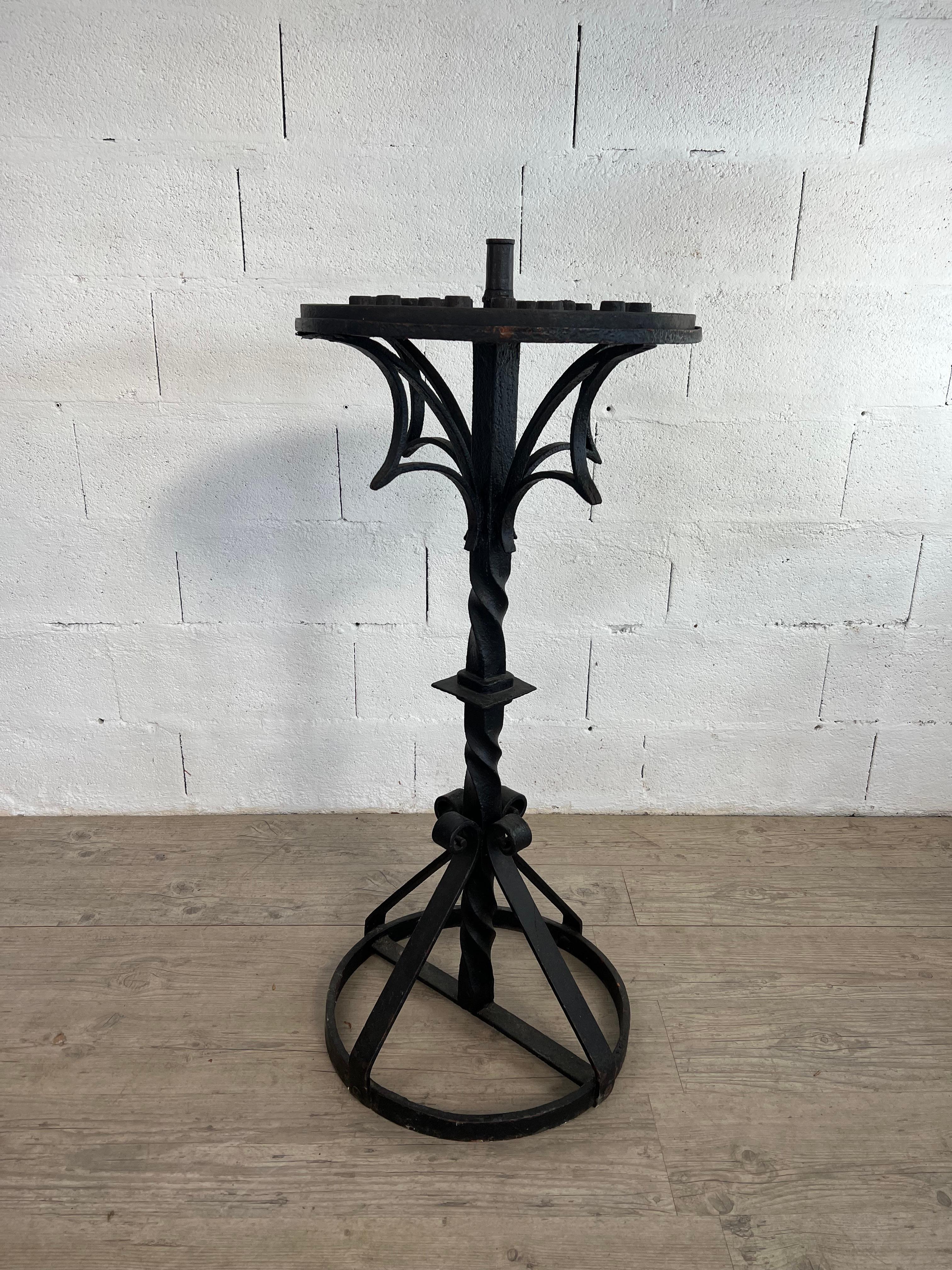 Ce grand chandelier d'église allemand en fer forgé du XVIIe siècle est un magnifique exemple de l'évolution des techniques de ferronnerie de l'époque, où l'artisanat et l'expression artistique fusionnaient pour créer des objets à la fois