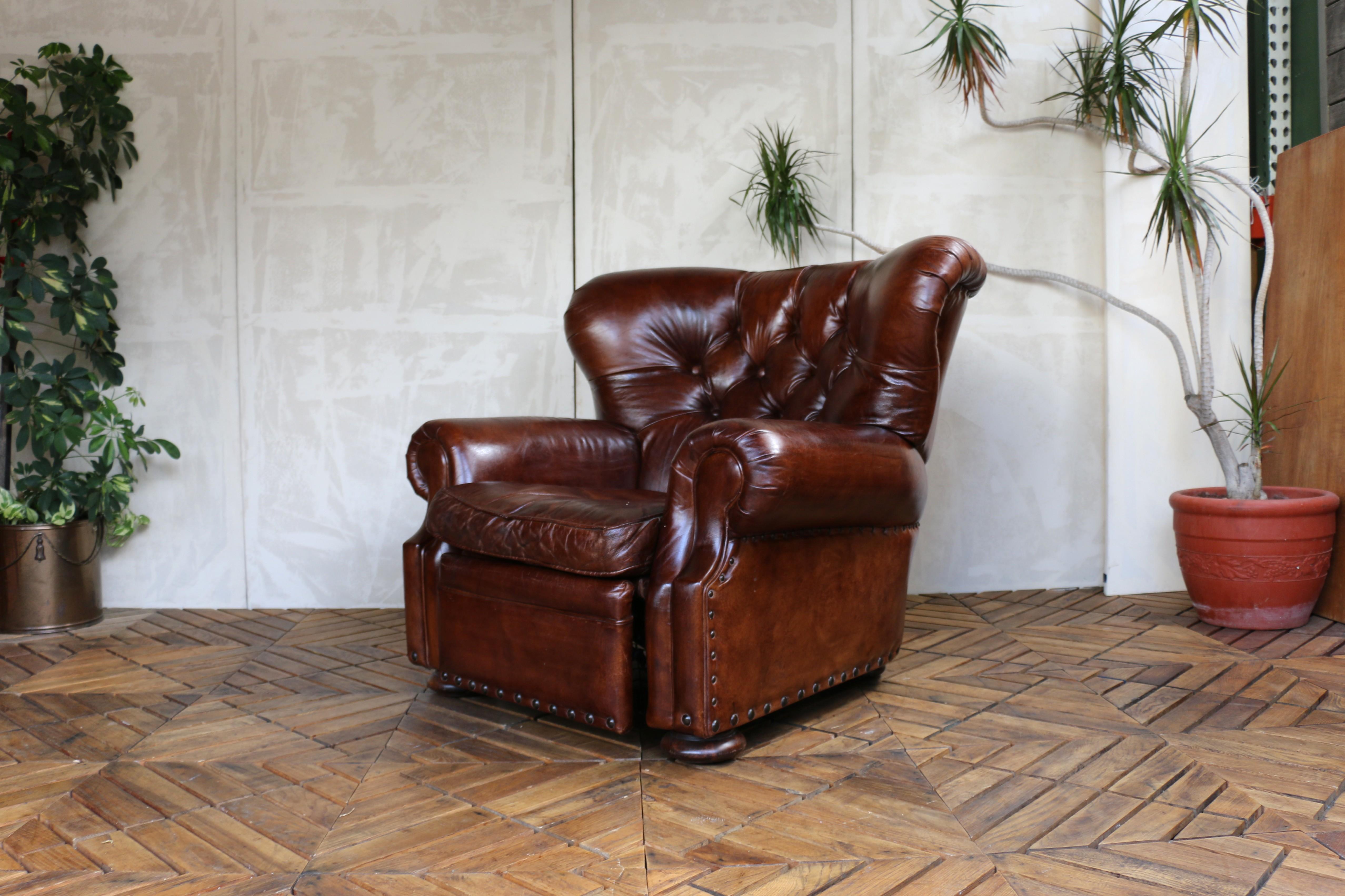 Spectaculaire chaise en cuir Churchill conçue pour Restoration Hardware, aujourd'hui connue sous le nom de RH. Ce magnifique fauteuil inclinable est orné d'une garniture en tête de clou. Le design Churchill est une option de siège en cuir classique,