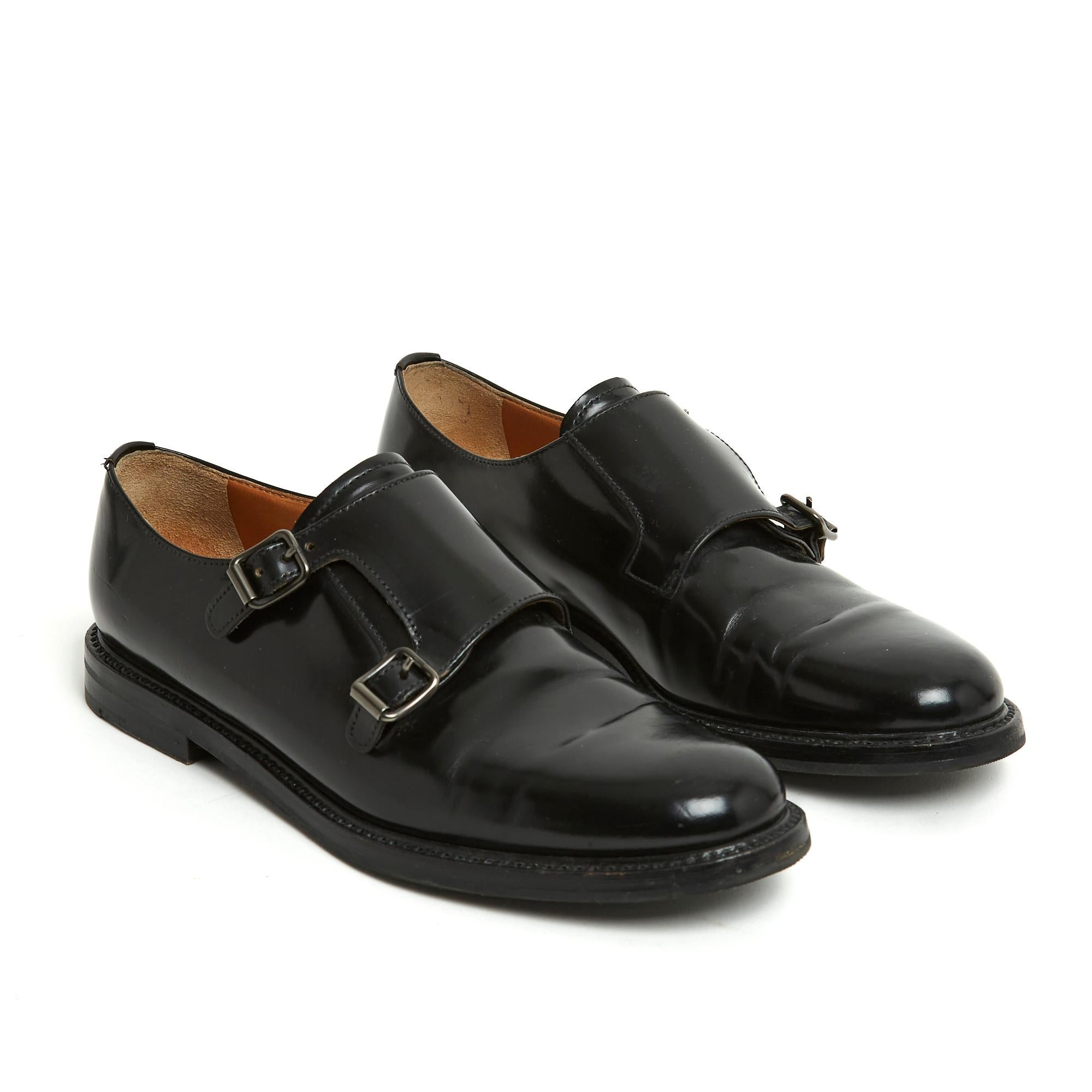 Church's Lora double-buckle brogue shoes in black glazed leather. Size 38FR: 24.4 cm insole, 1 cm heel. The shoes are in excellent condition, magnificent with a skirt or straight pants. Europe retail price €1,020.