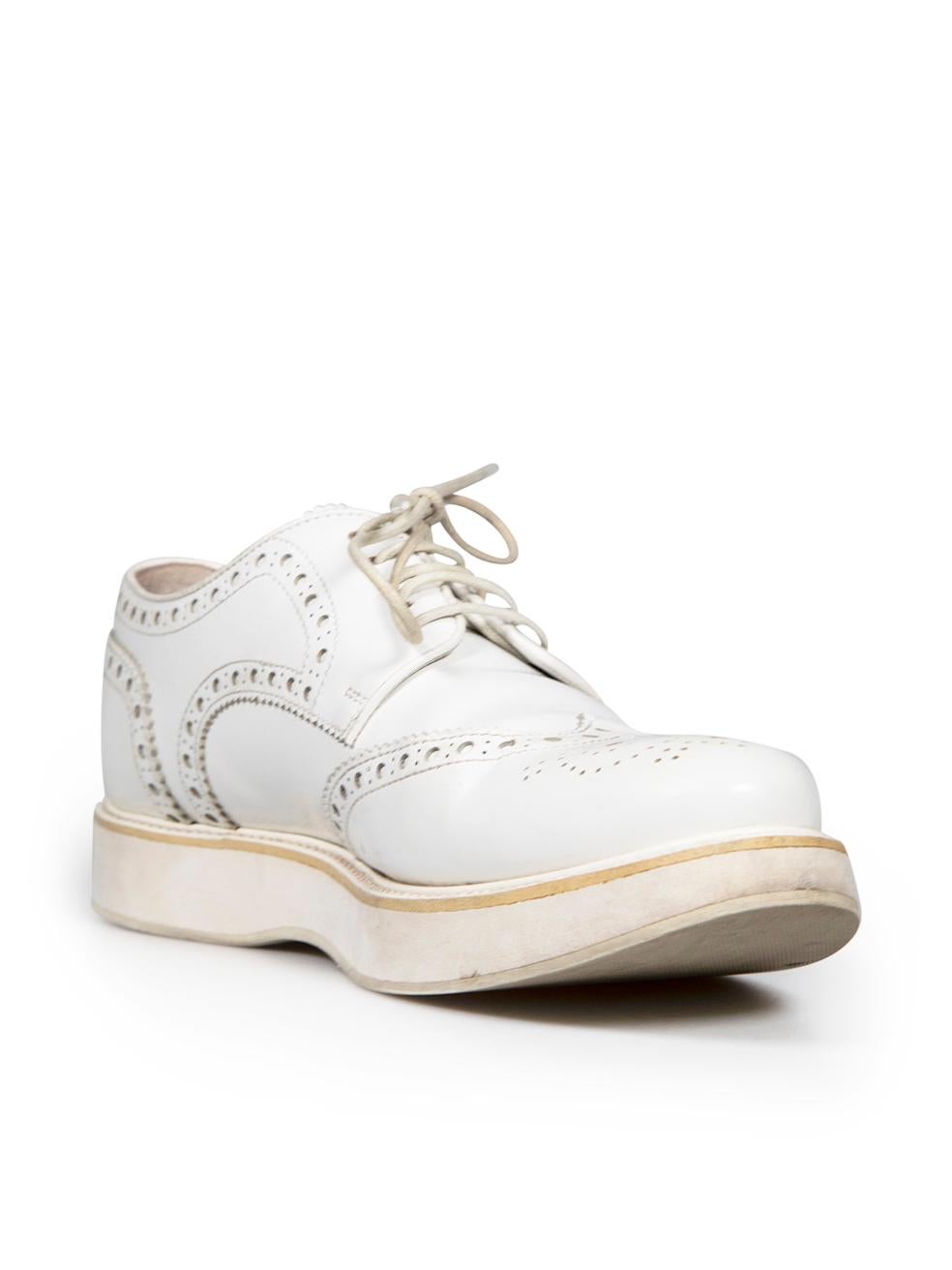 L'ÉTAT est bon. L'usure générale des chaussures est évidente. Signes d'usure modérés sur les deux empeignes, les côtés, les talons et les semelles extérieures, avec des marques et des abrasions sur le cuir de cet article de revente d'occasion de la